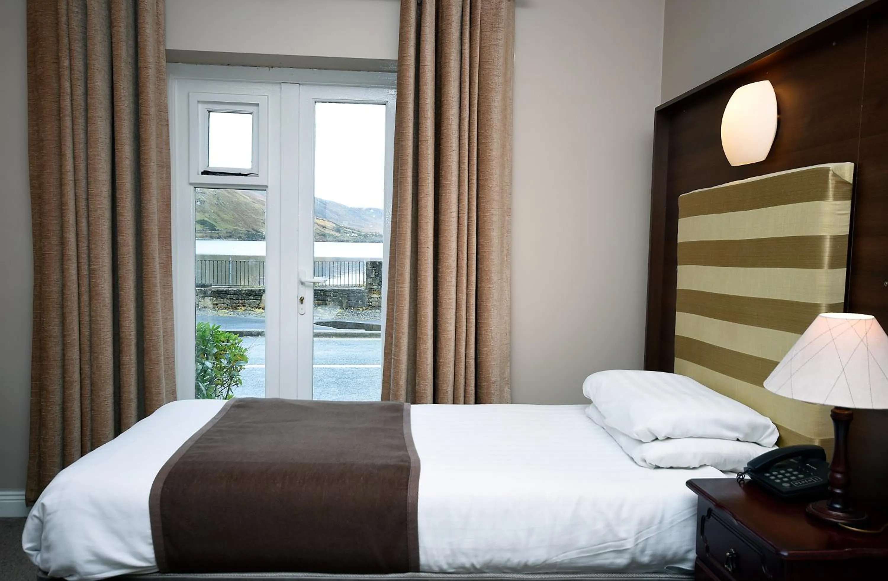 Bedroom, Bed in Leenane Hotel