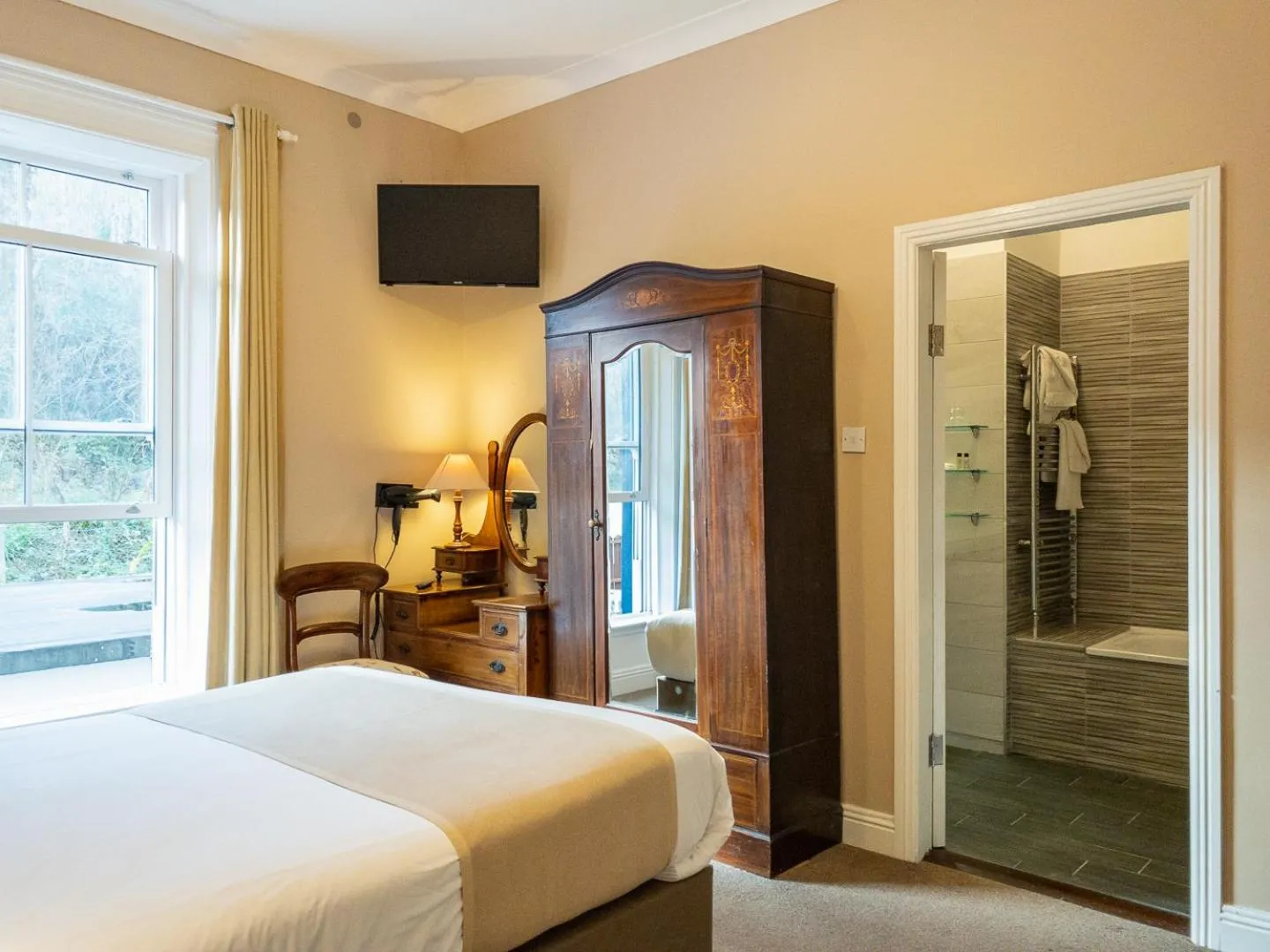 Bathroom, Bed in Leenane Hotel
