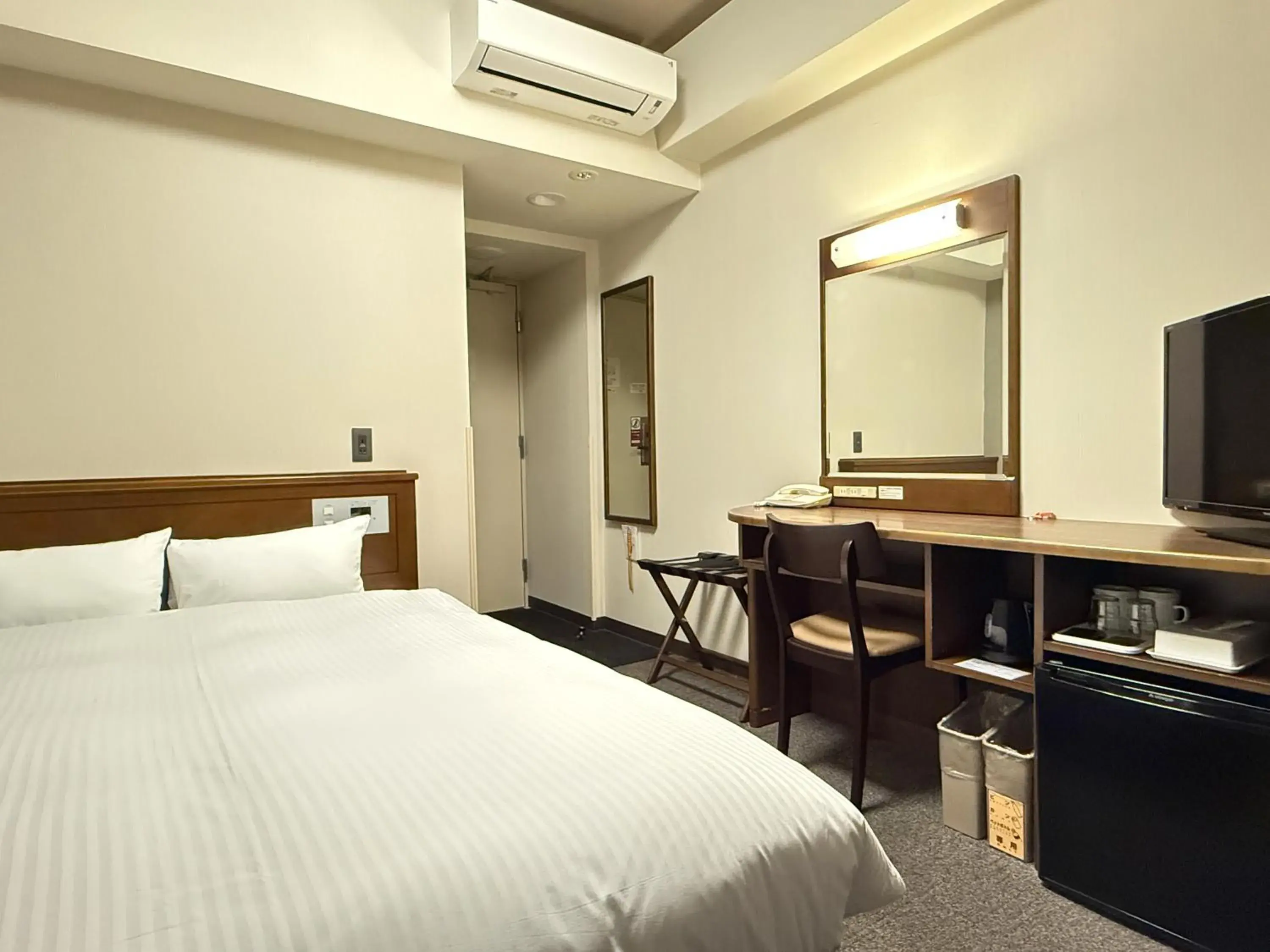 Double Room with Small Double Bed - Smoking in Hotel Route-Inn Ichinoseki Inter Double Room with Small Double Bed - Smoking in Hotel Route-Inn Ichinoseki Inter