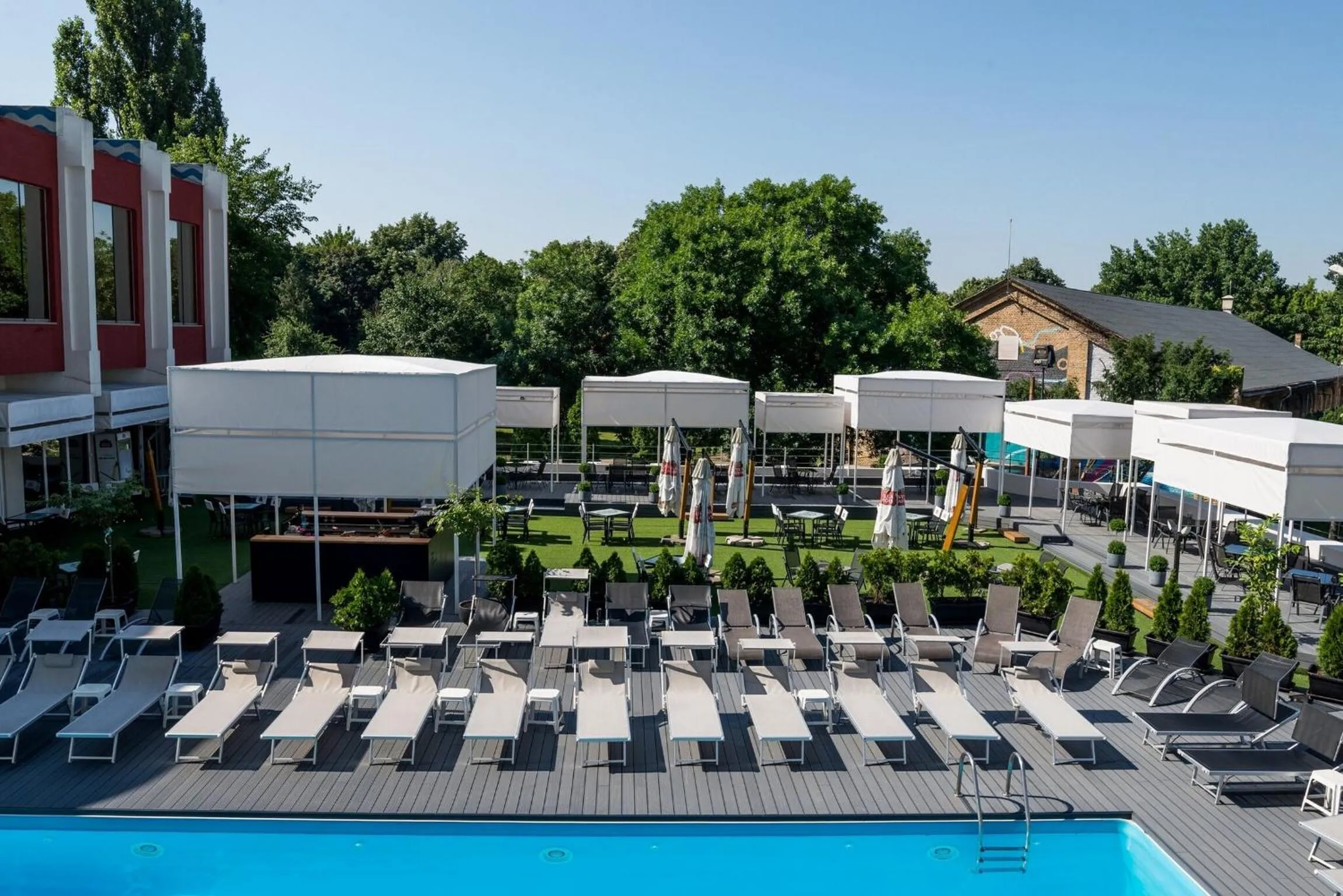 Swimming pool in Hotel Continental