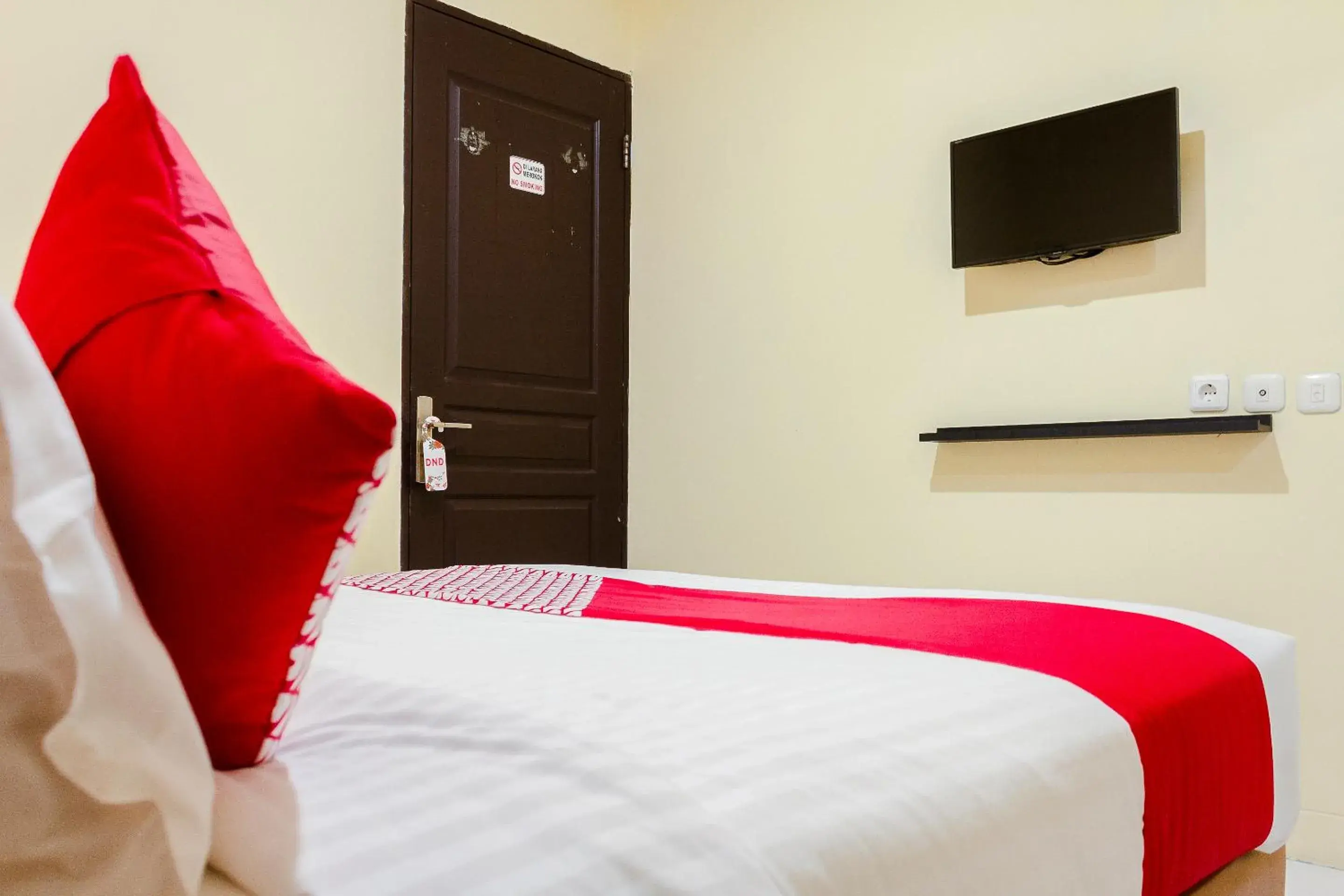 Bedroom, TV/Entertainment Center in Capital O 137 Permata Tawakal