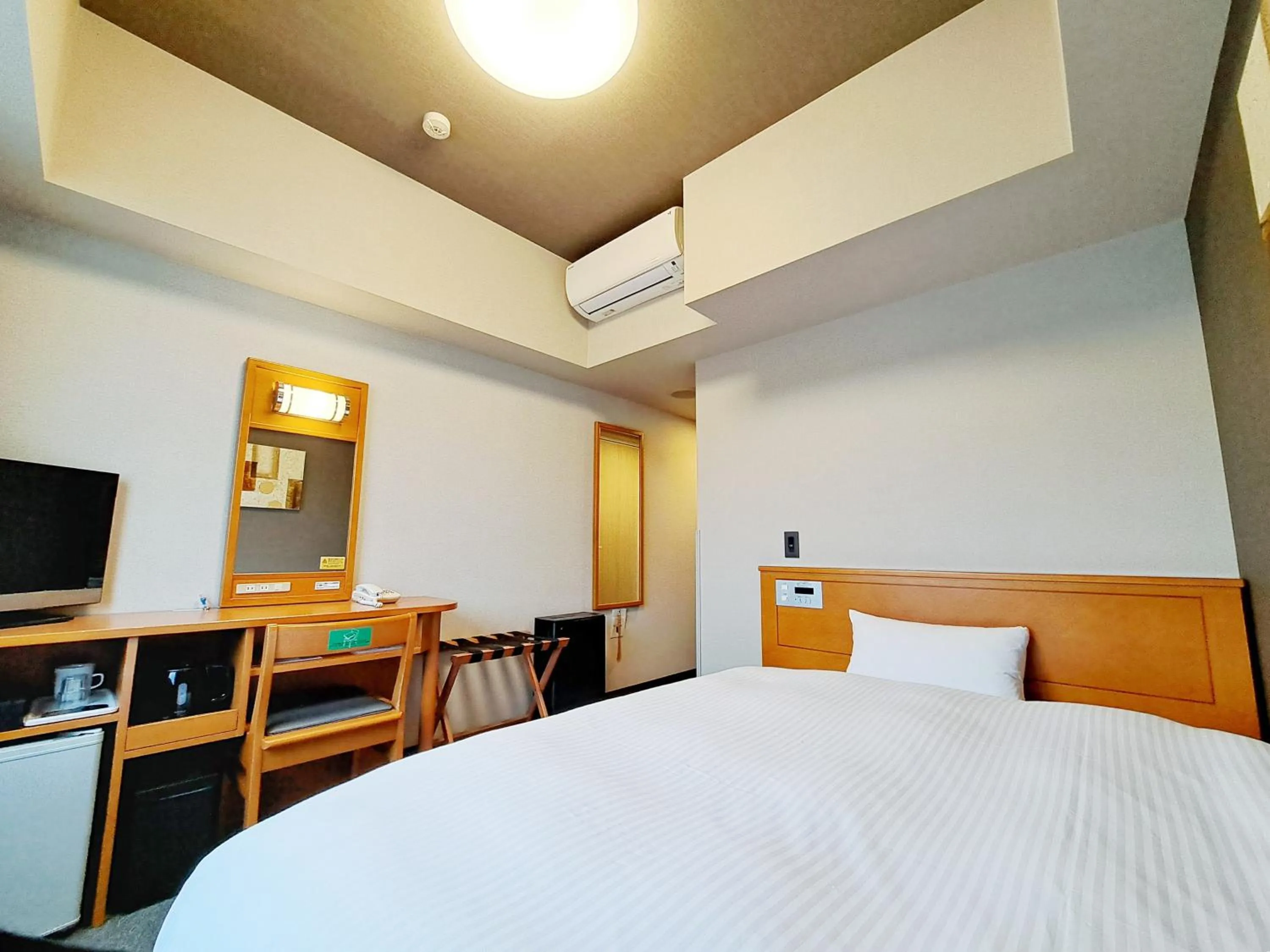 Photo of the whole room, Bed in Hotel Route-Inn Shinjyo Ekimae