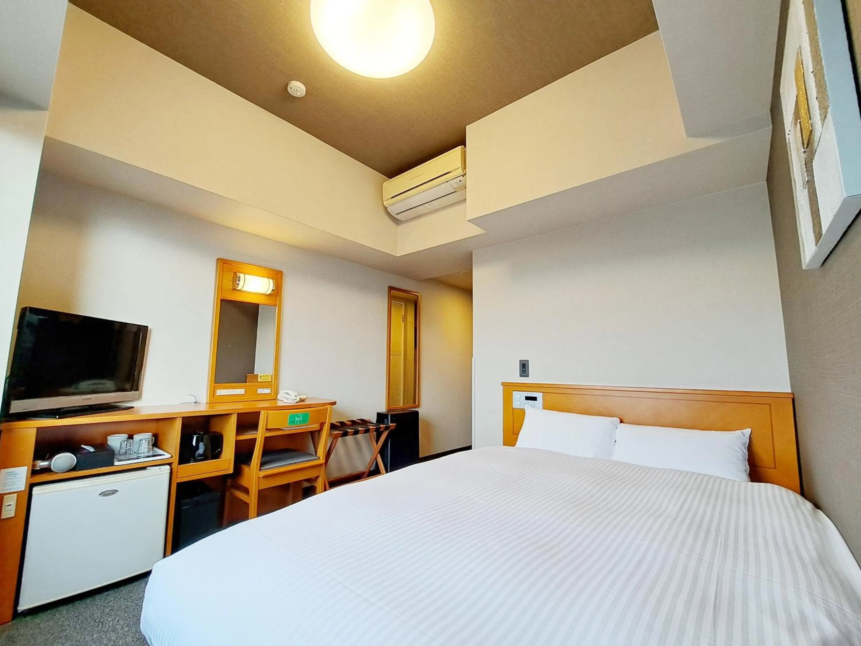 Photo of the whole room, Bed in Hotel Route-Inn Shinjyo Ekimae