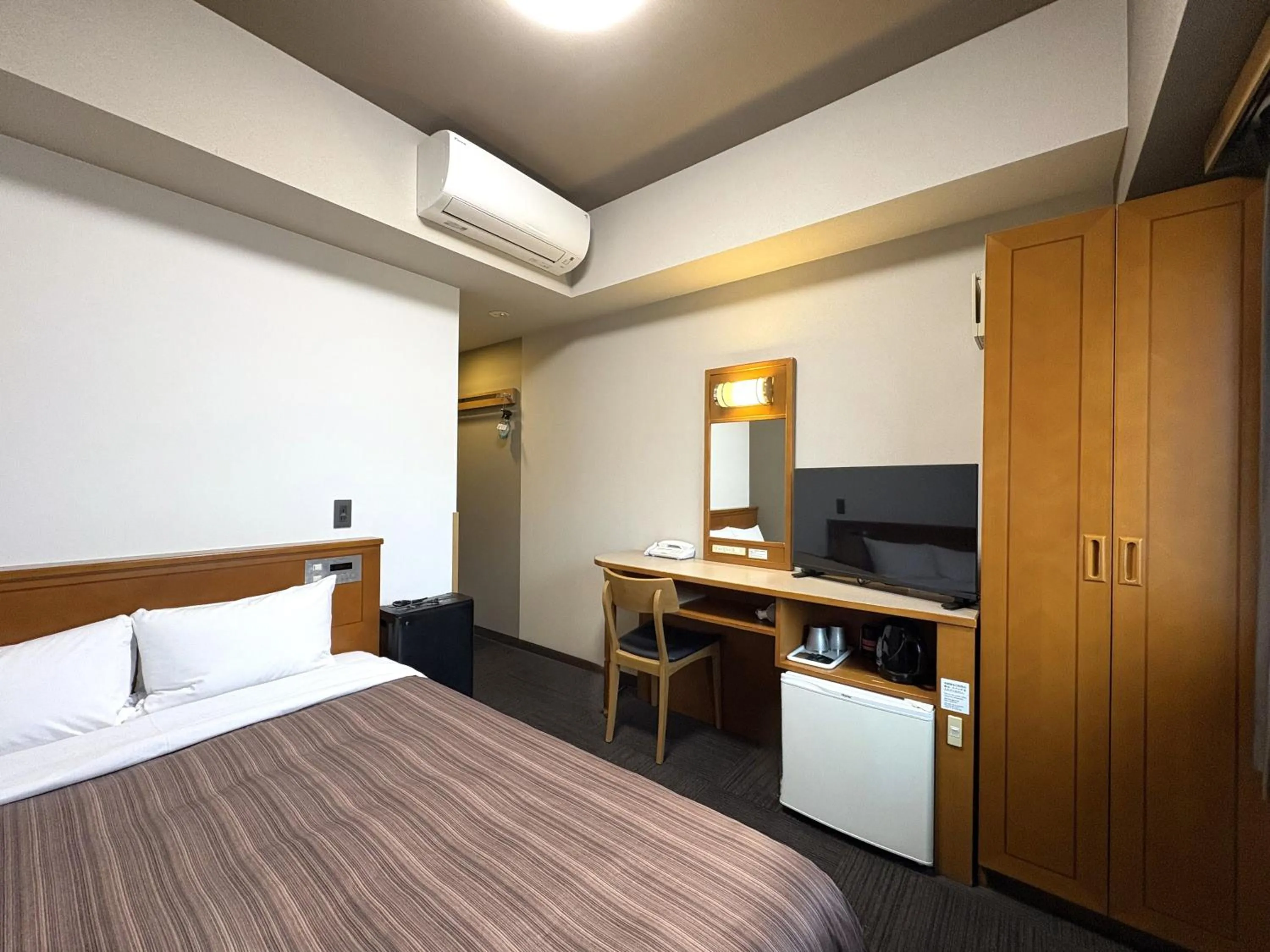Photo of the whole room, Bed in Hotel Route-Inn Honjo Ekiminami