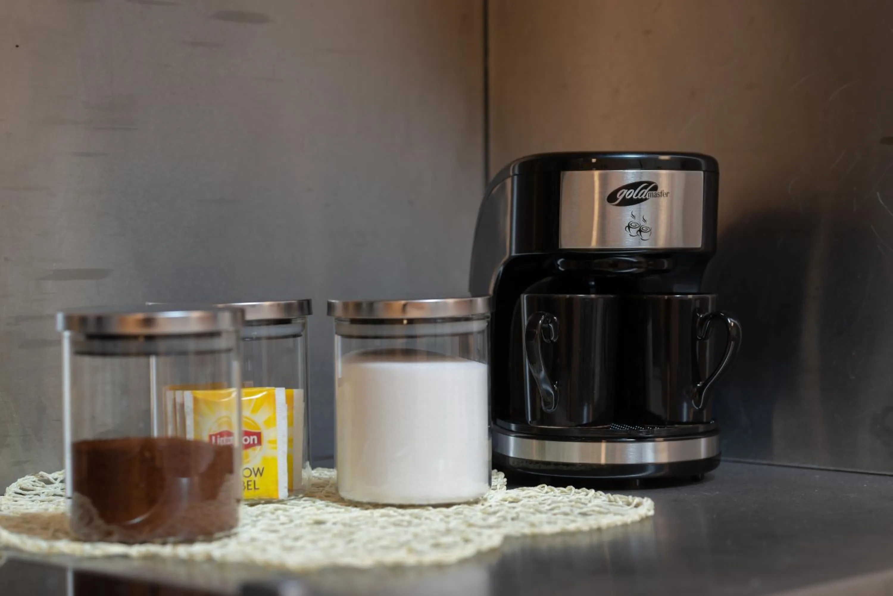 Coffee/tea facilities in Mayer Loft Suites