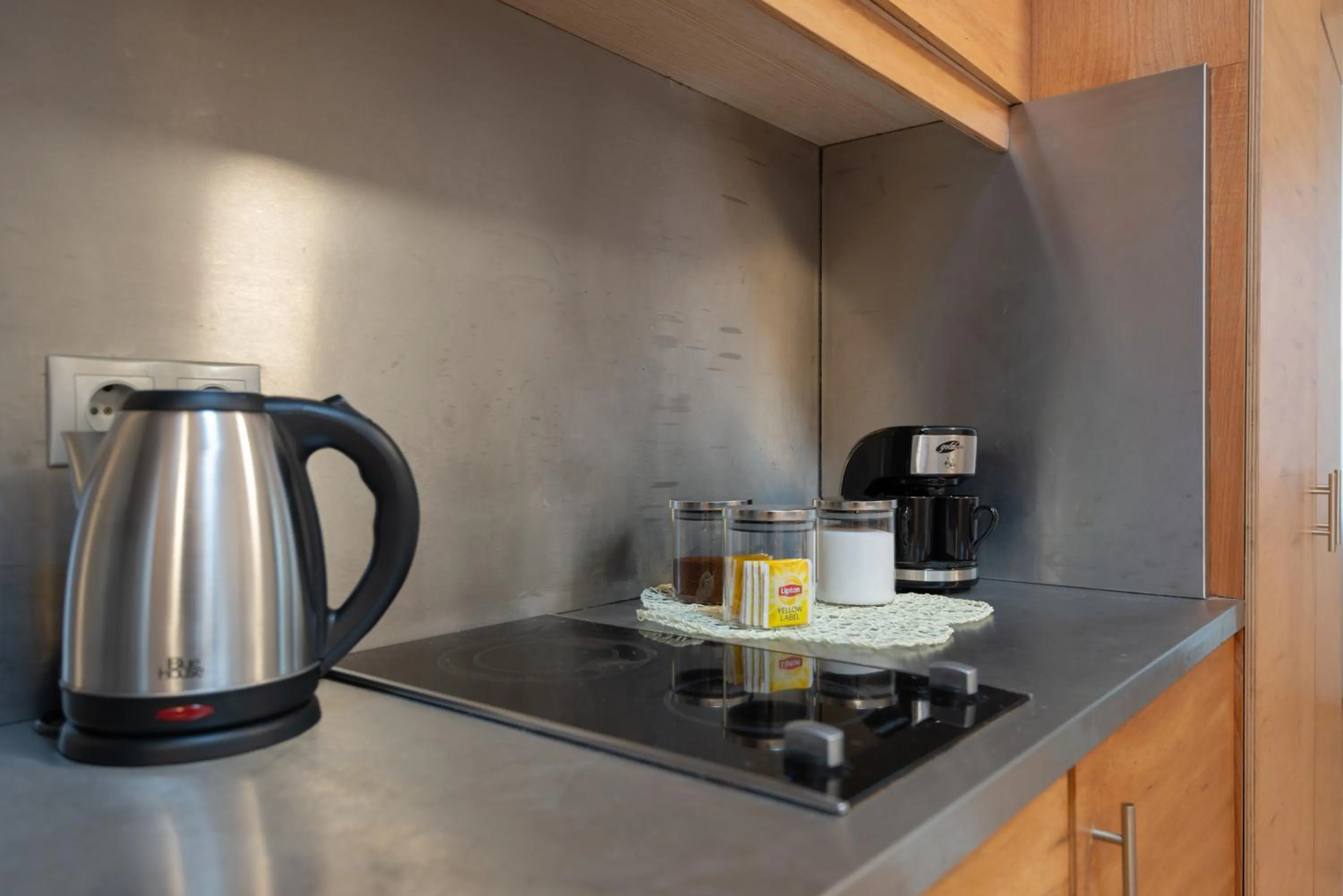 Coffee/tea facilities in Mayer Loft Suites