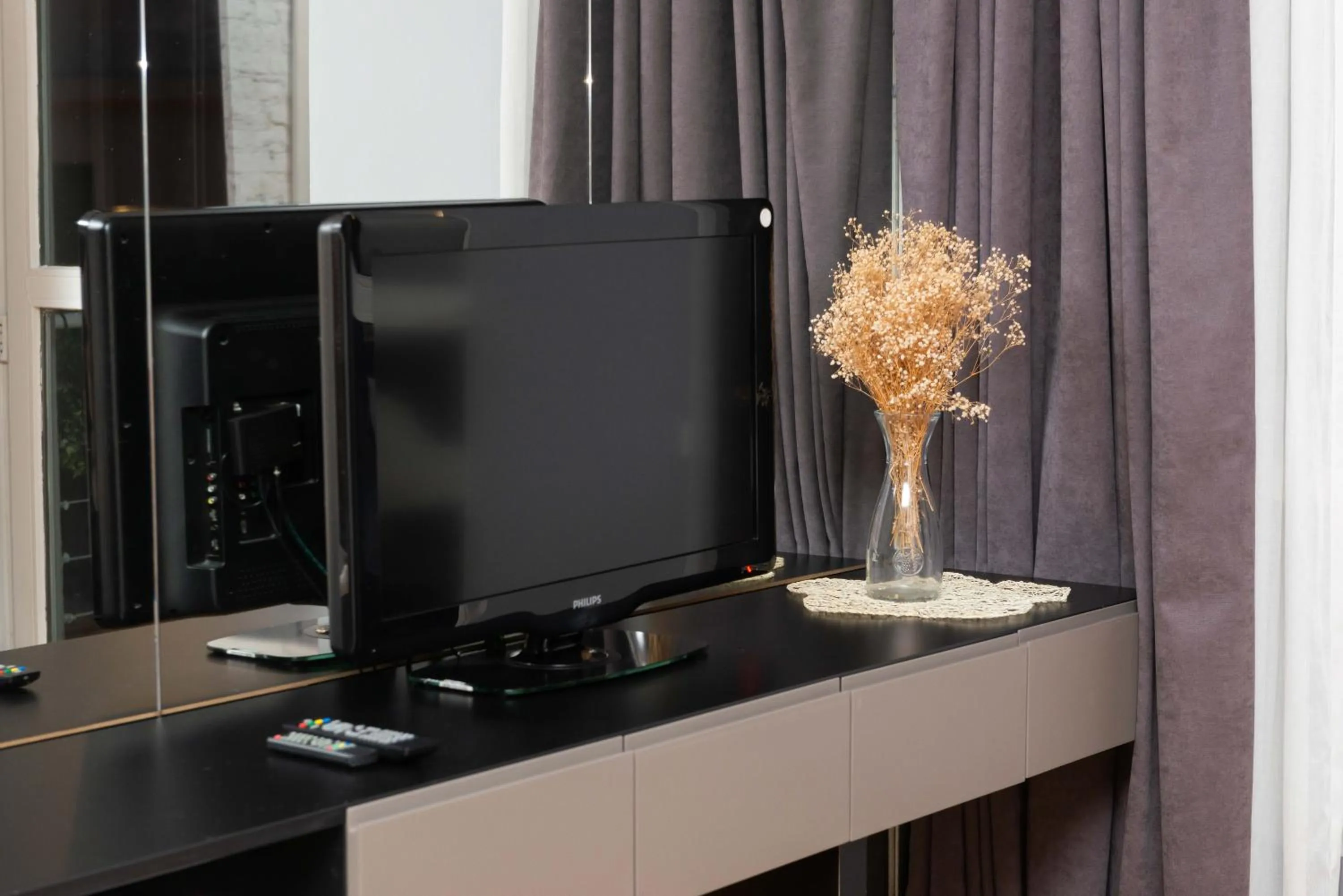 TV and multimedia in Mayer Loft Suites