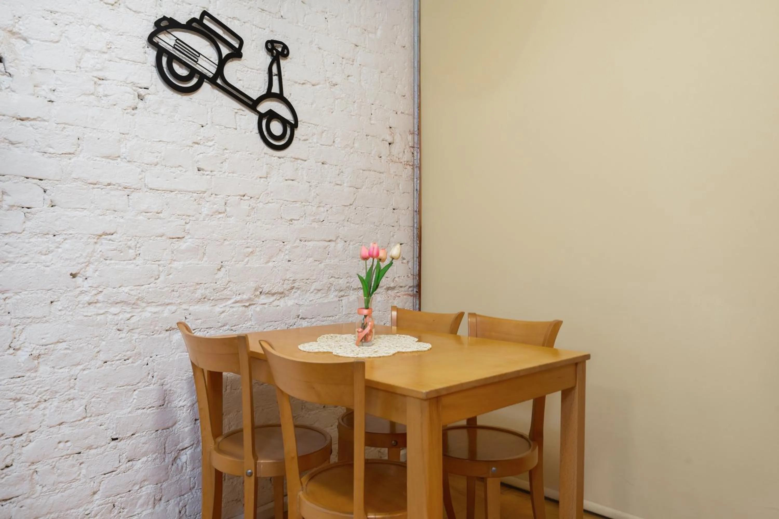 Dining area in Mayer Loft Suites