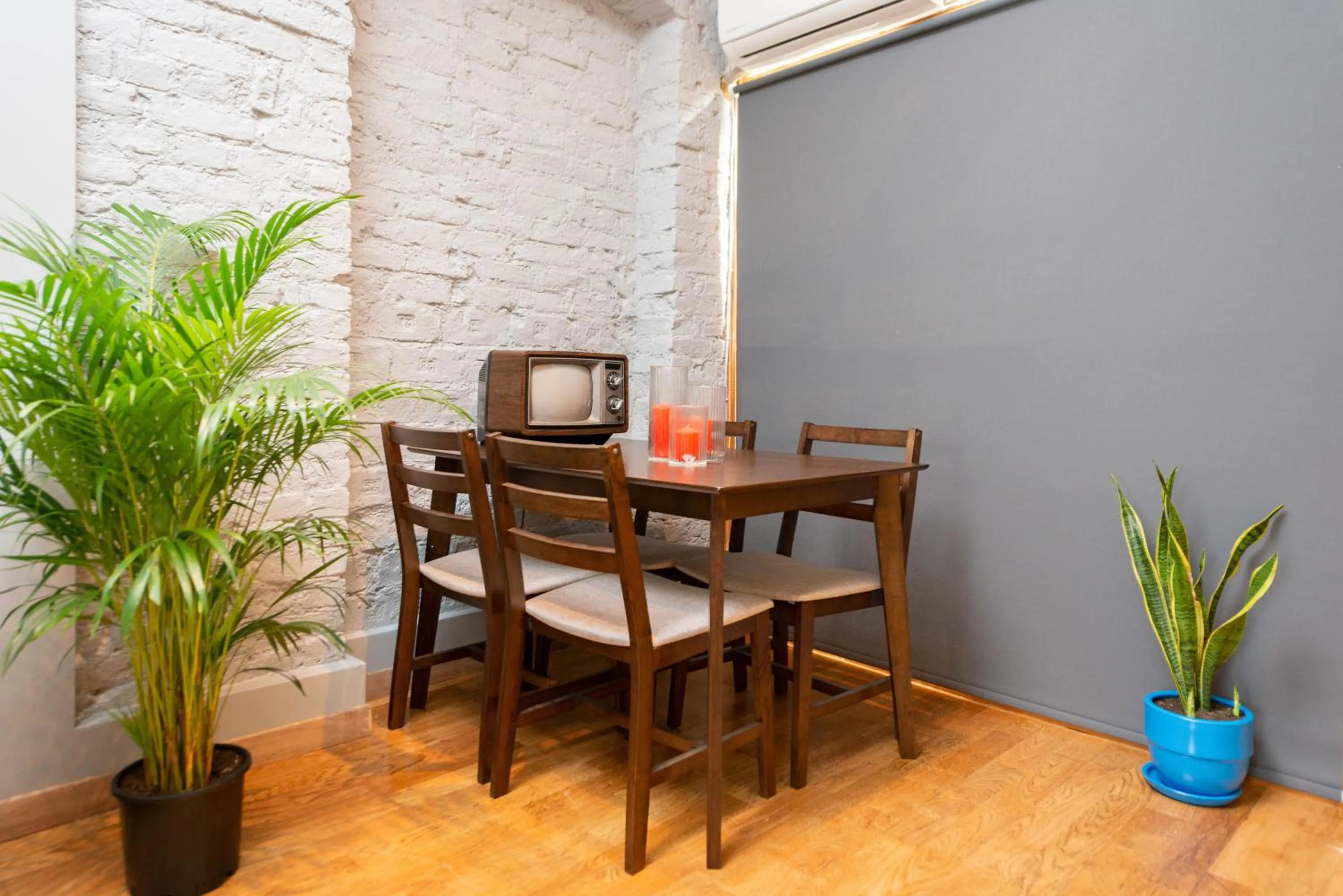 Dining area in Mayer Loft Suites