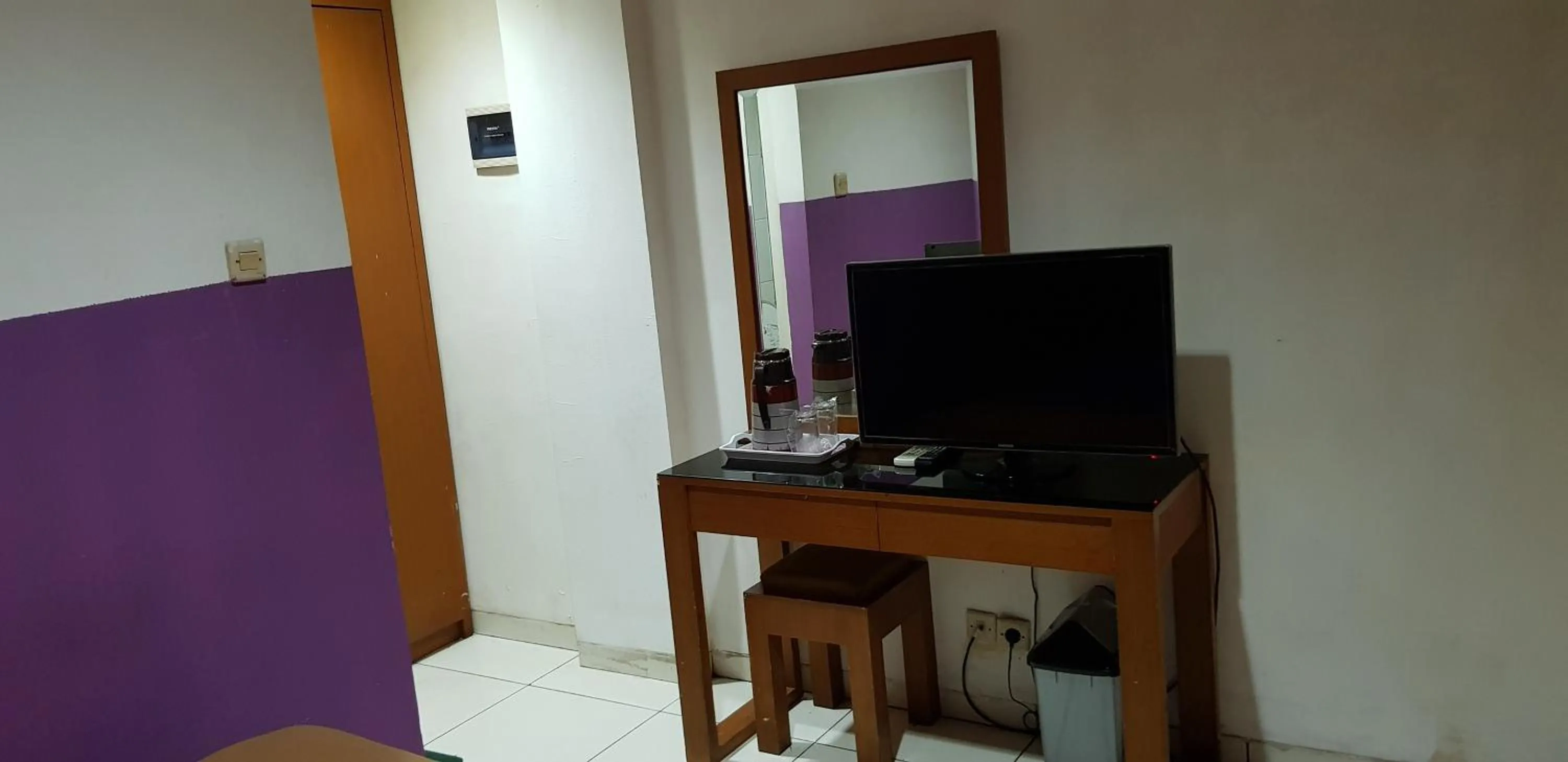 TV and multimedia in Hotel Dequr Jakarta Kota