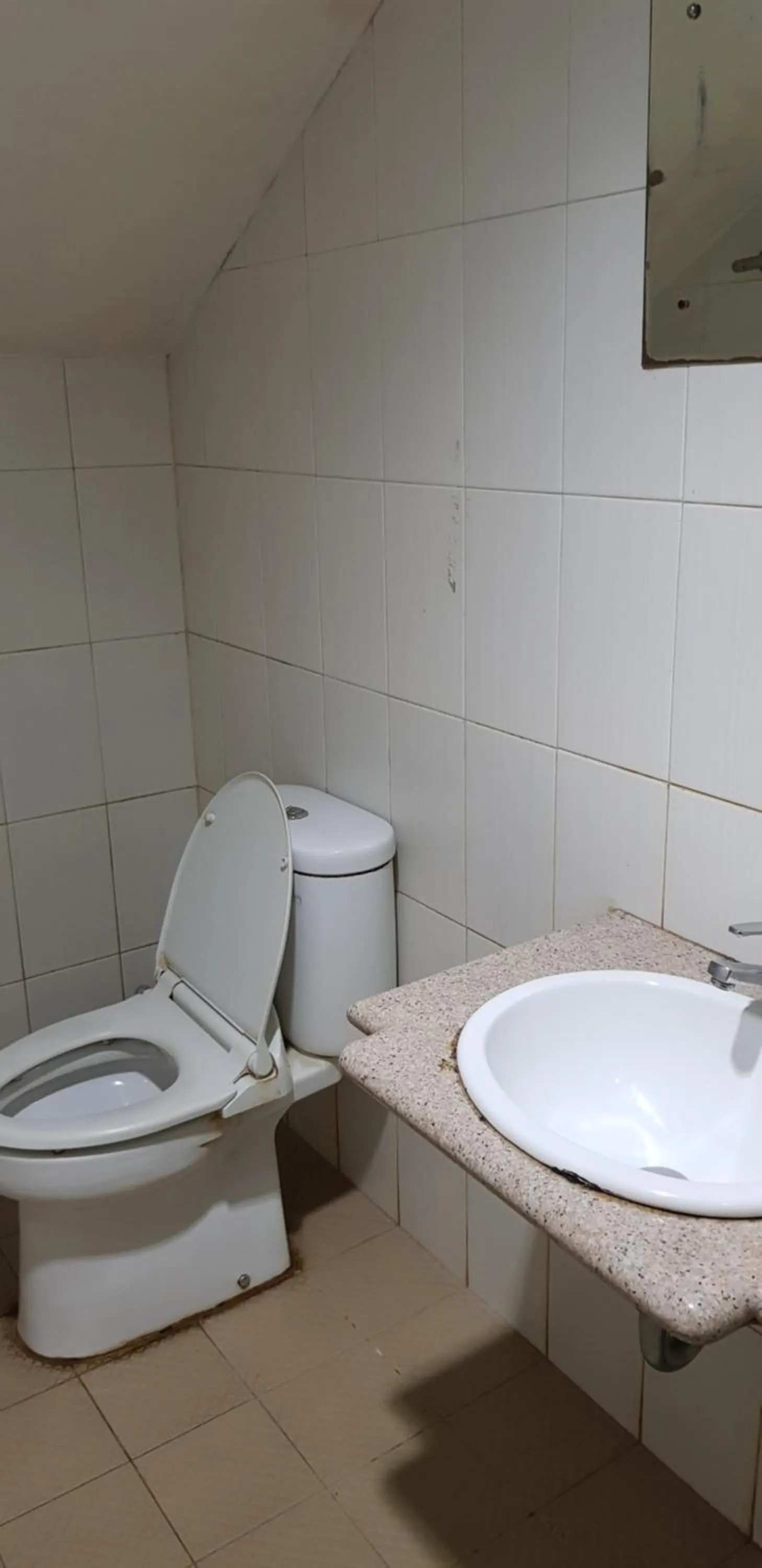 Toilet in Hotel Dequr Jakarta Kota