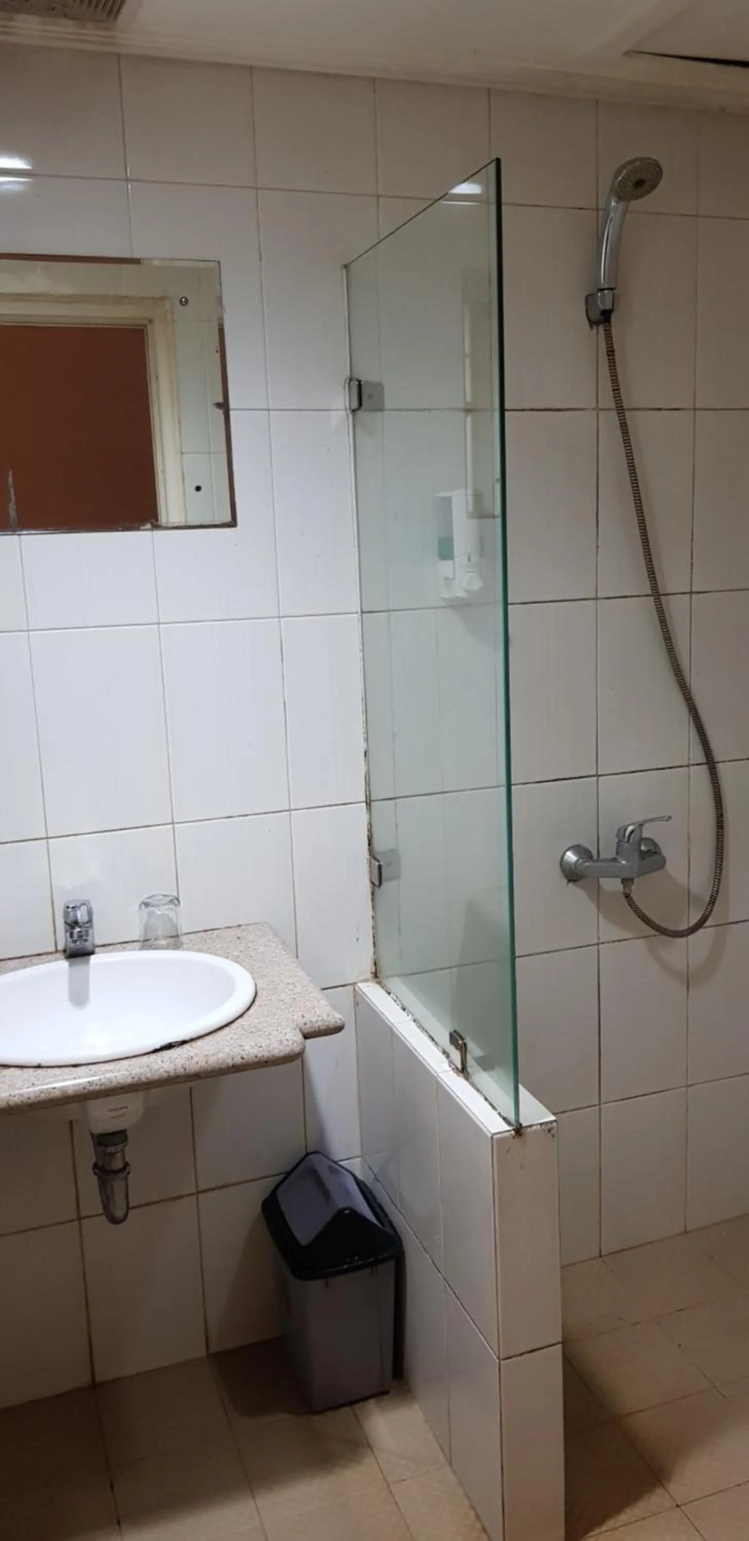 Shower in Hotel Dequr Jakarta Kota