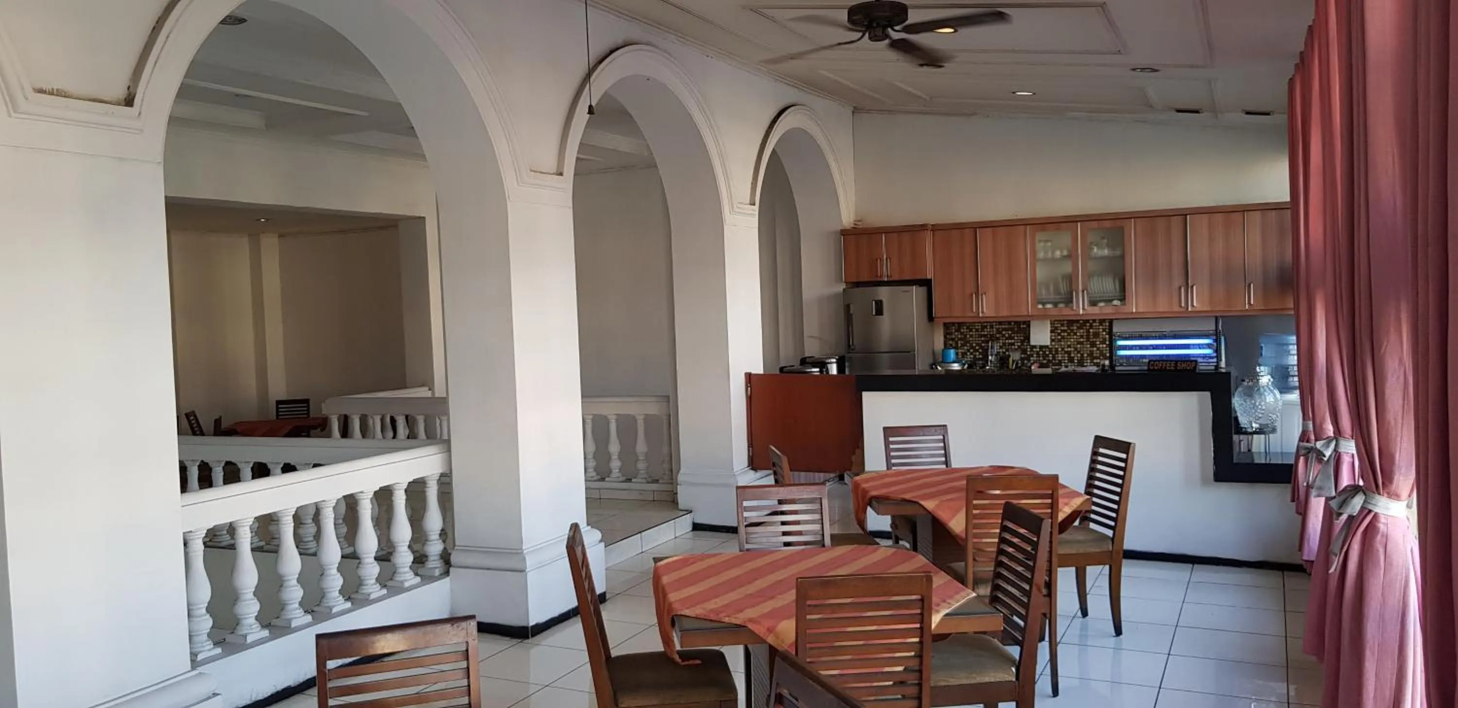 Restaurant/places to eat in Hotel Dequr Jakarta Kota