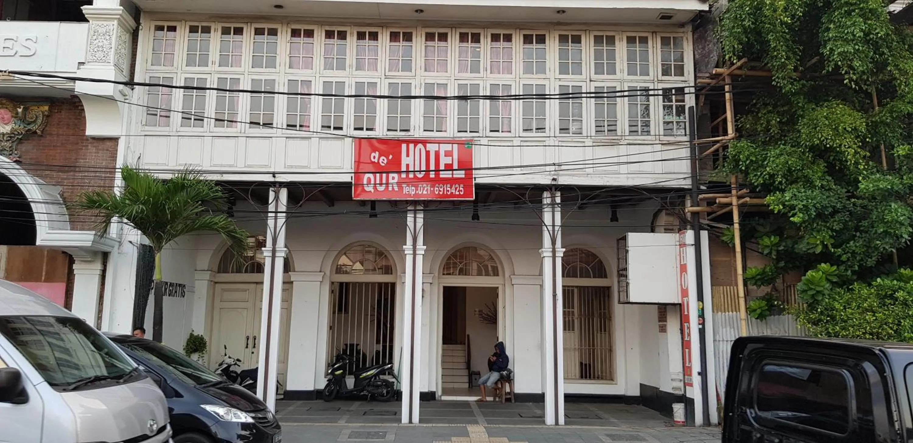 Facade/entrance in Hotel Dequr Jakarta Kota