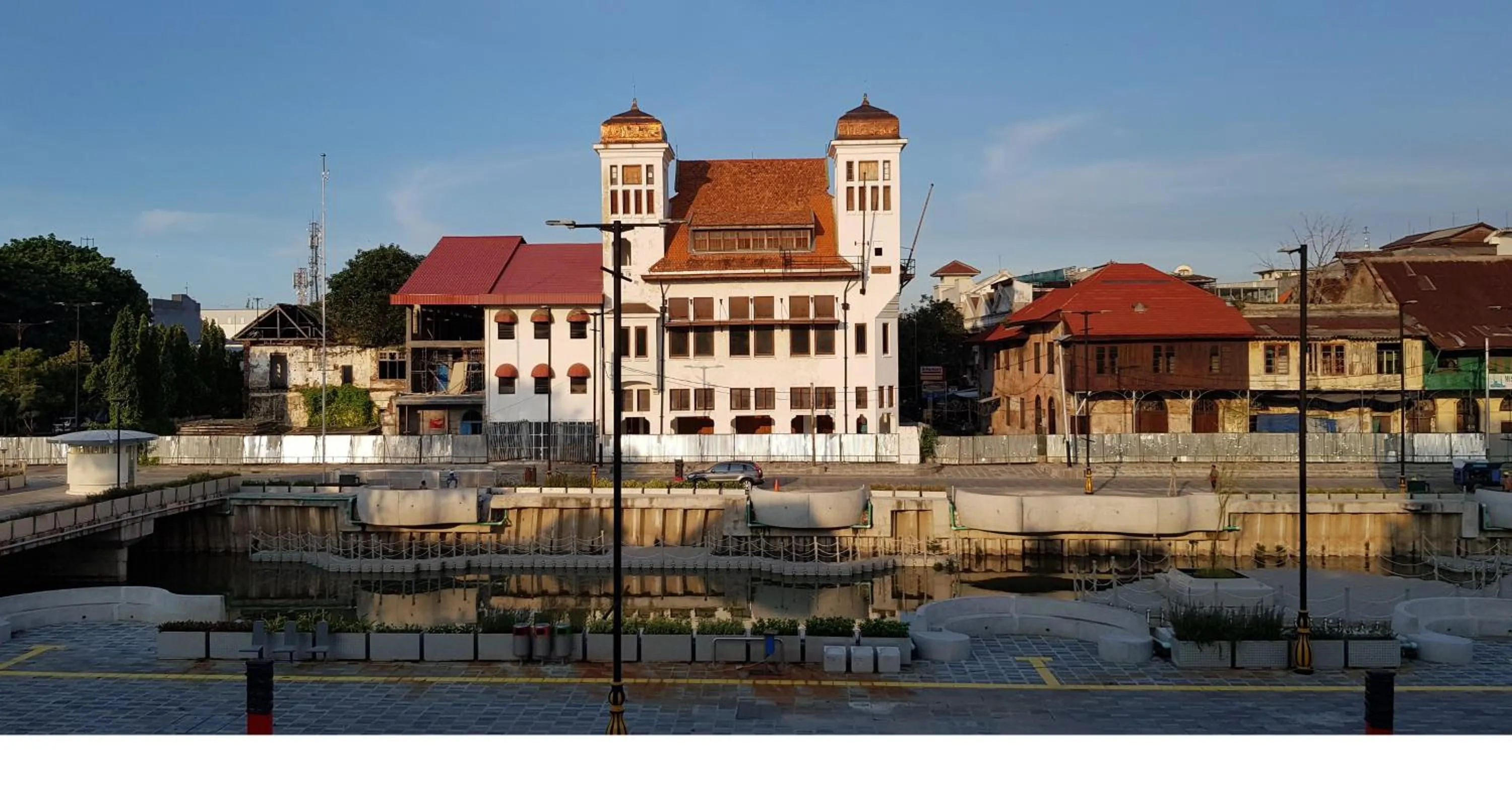 Property building in Hotel Dequr Jakarta Kota