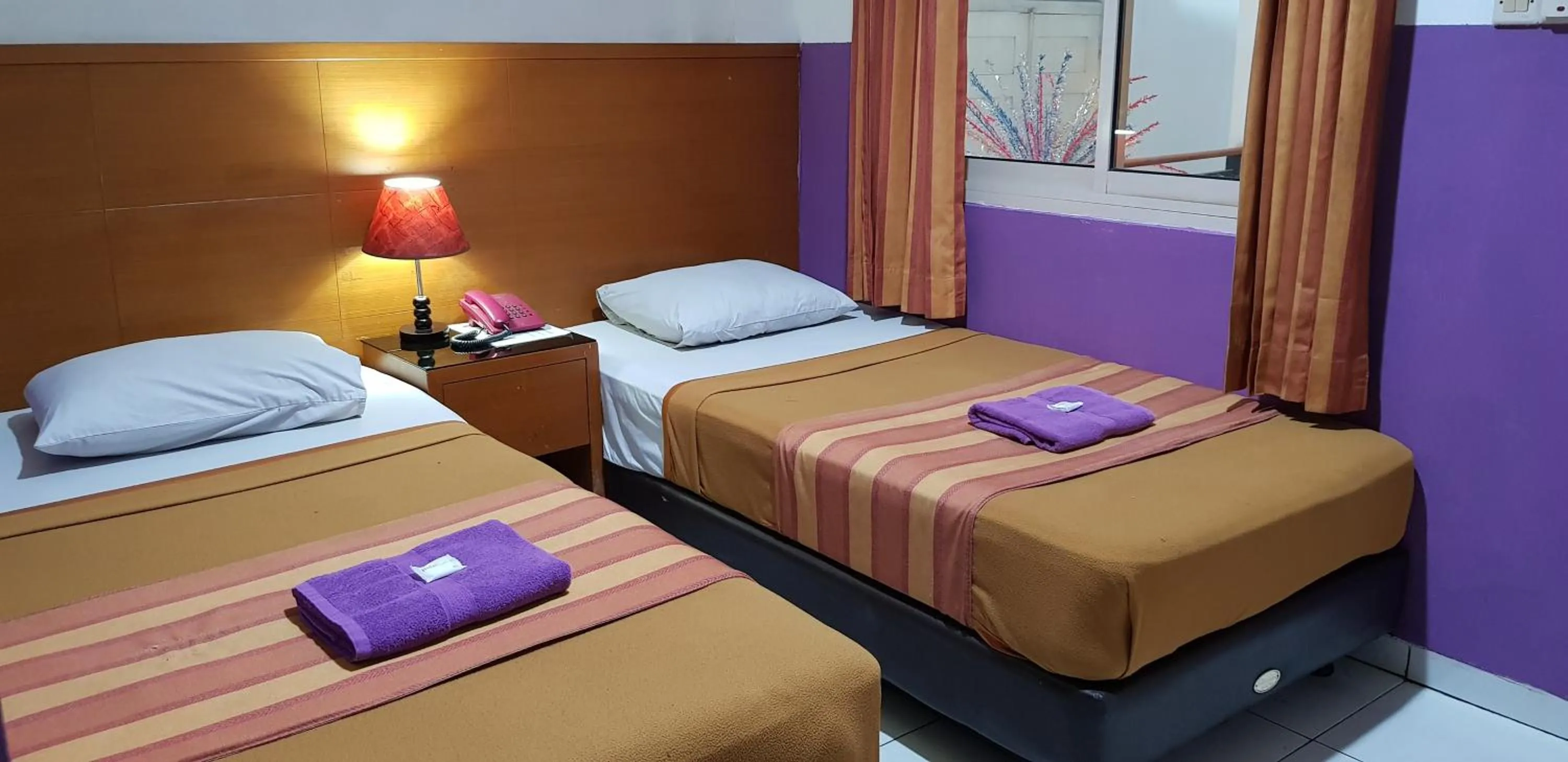 Photo of the whole room, Bed in Hotel Dequr Jakarta Kota