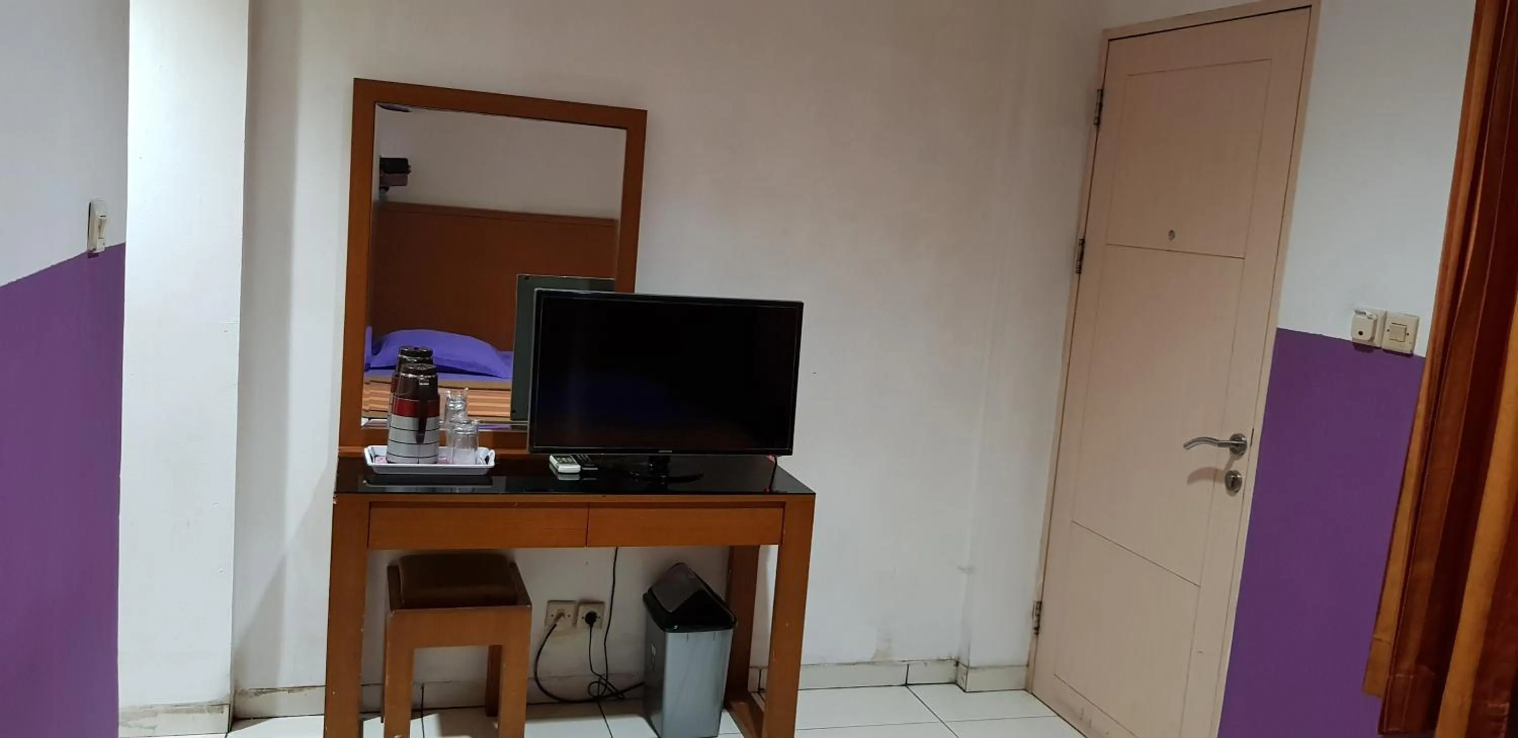 TV and multimedia in Hotel Dequr Jakarta Kota