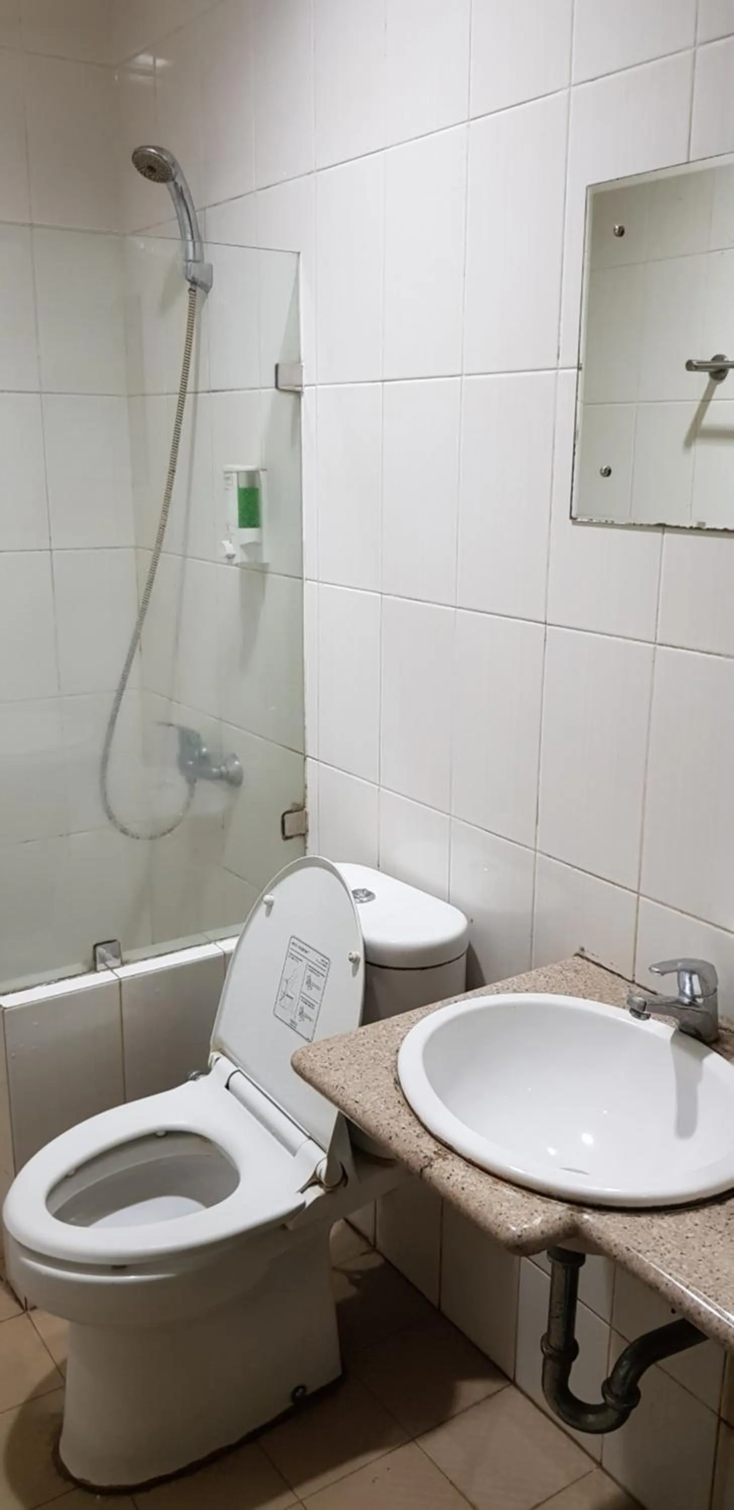 Shower in Hotel Dequr Jakarta Kota