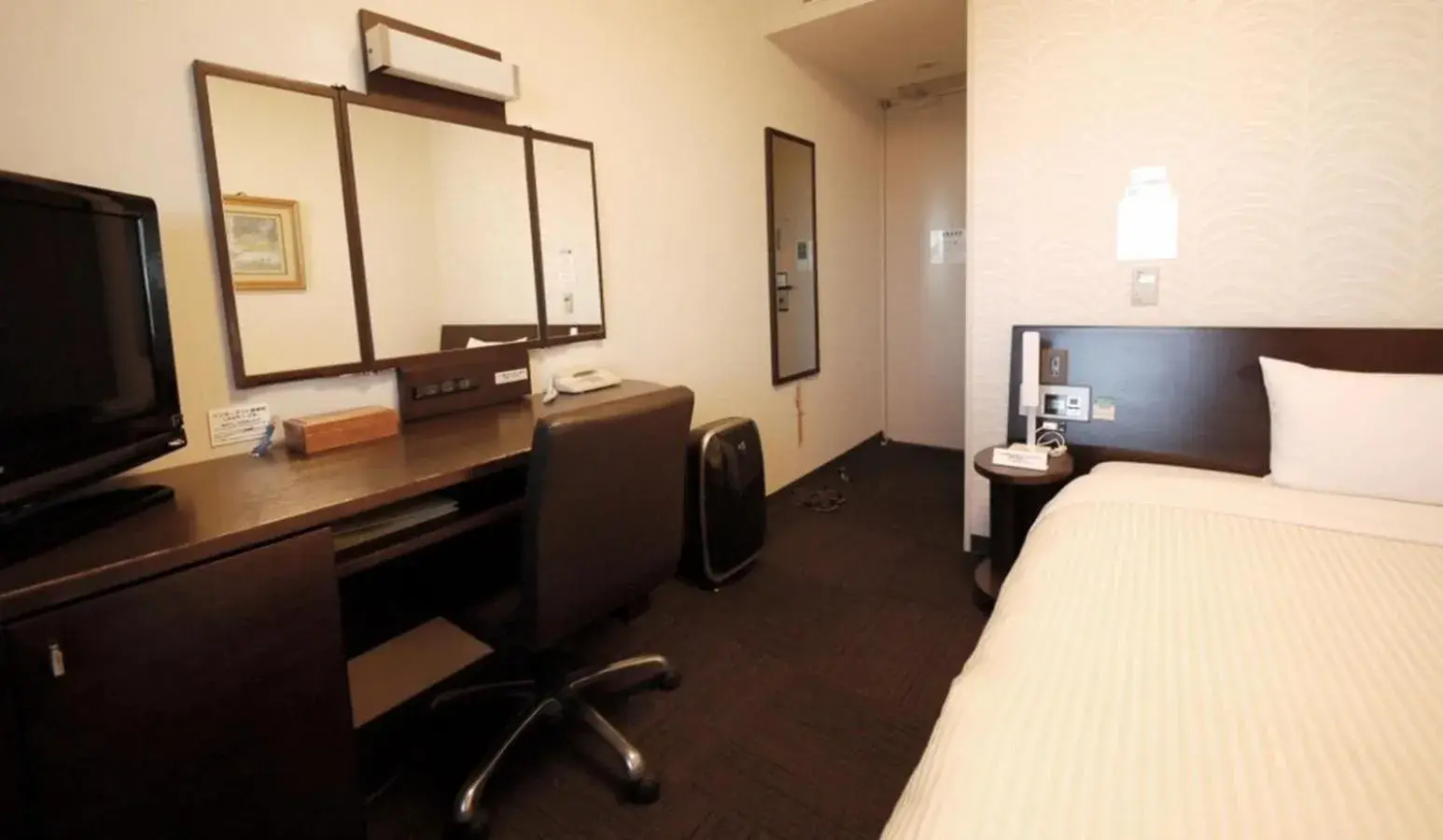 Photo of the whole room, Bed in Hotel Route-Inn Tomakomai Ekimae Photo of the whole room, Bed in Hotel Route-Inn Tomakomai Ekimae