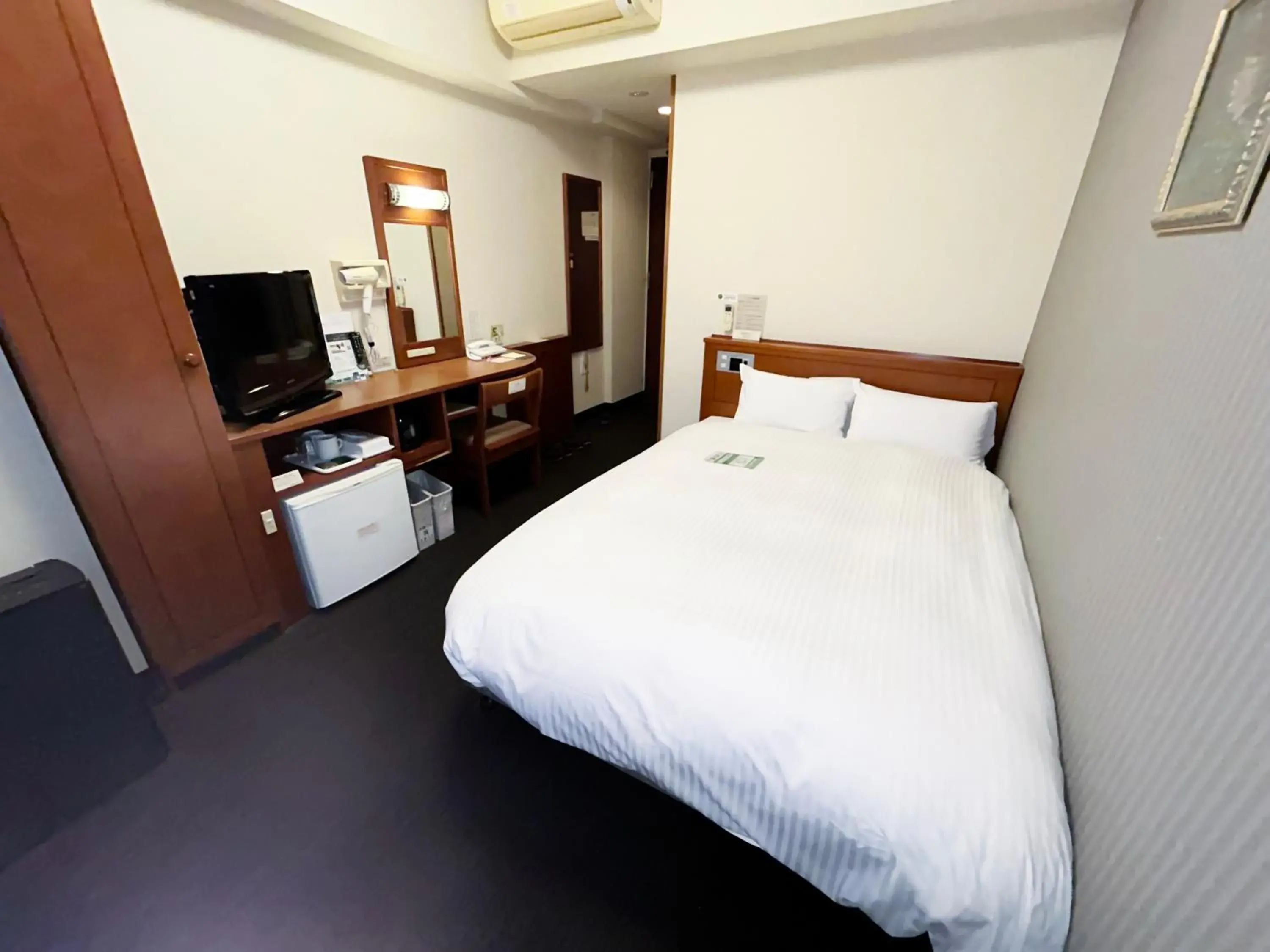Double Room with Small Double Bed - Non-Smoking in Hotel Route-Inn Tosu Ekimae Double Room with Small Double Bed - Non-Smoking in Hotel Route-Inn Tosu Ekimae