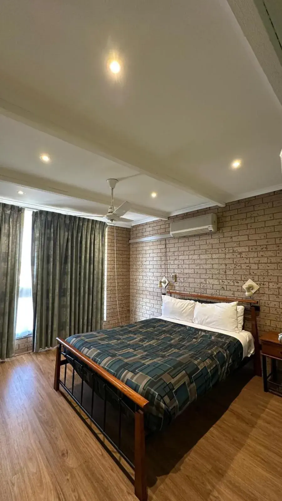 Bed in Belltower Motor Inn Bed in Belltower Motor Inn