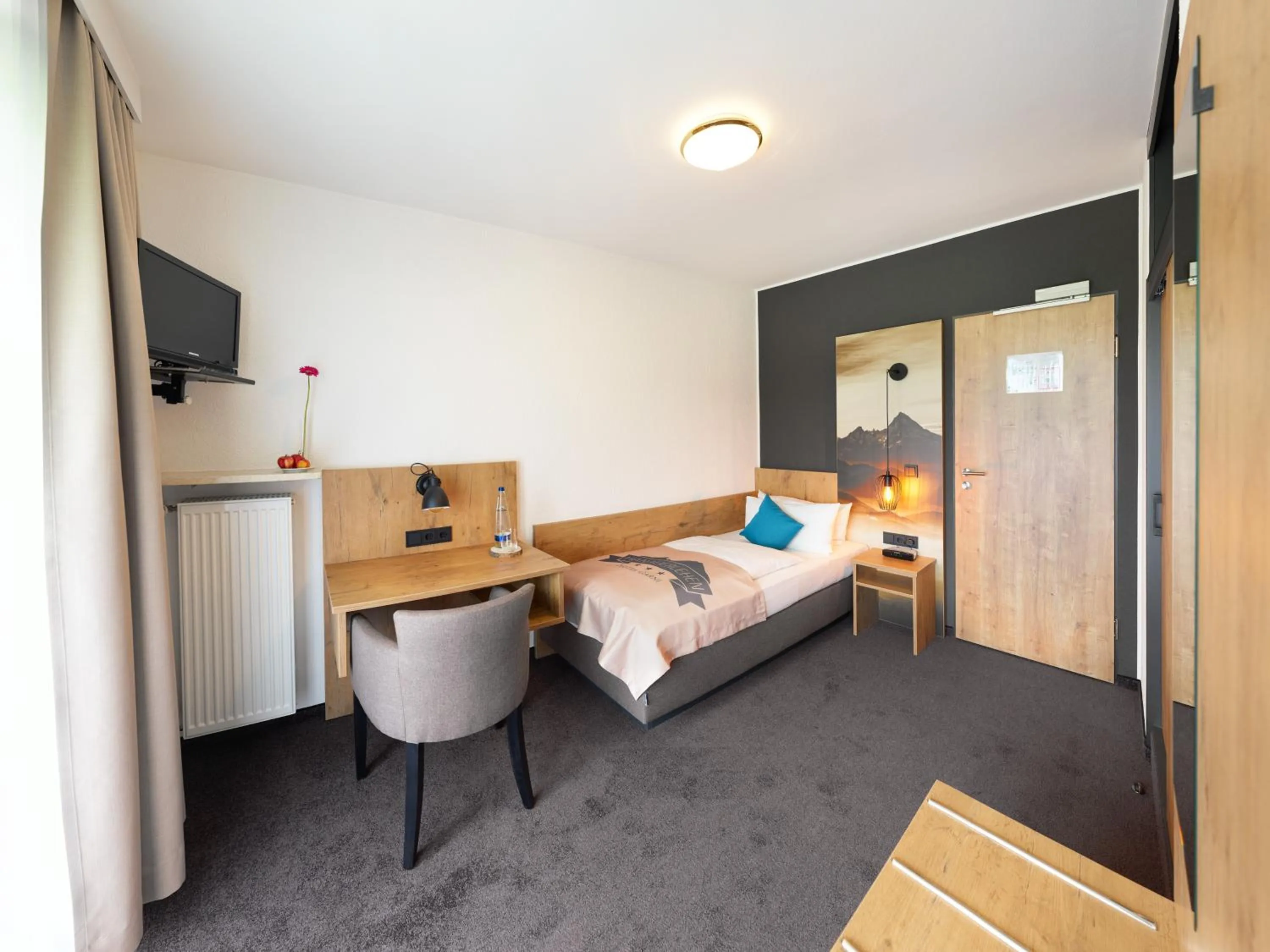 Photo of the whole room, Bed in Hotel Hanauerlehen - ruhige & zentrale Top-Lage - mit Schwimmbad, Sauna, Parkplätze & Café - bayerischer Familienbetrieb