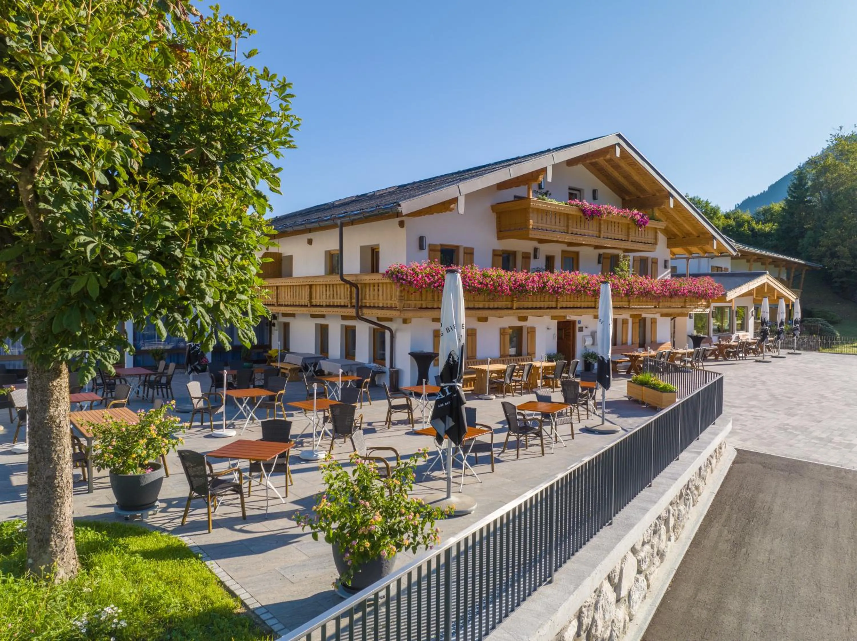 Property building in Hotel Hanauerlehen - ruhige & zentrale Top-Lage - mit Schwimmbad, Sauna, Parkplätze & Café - bayerischer Familienbetrieb