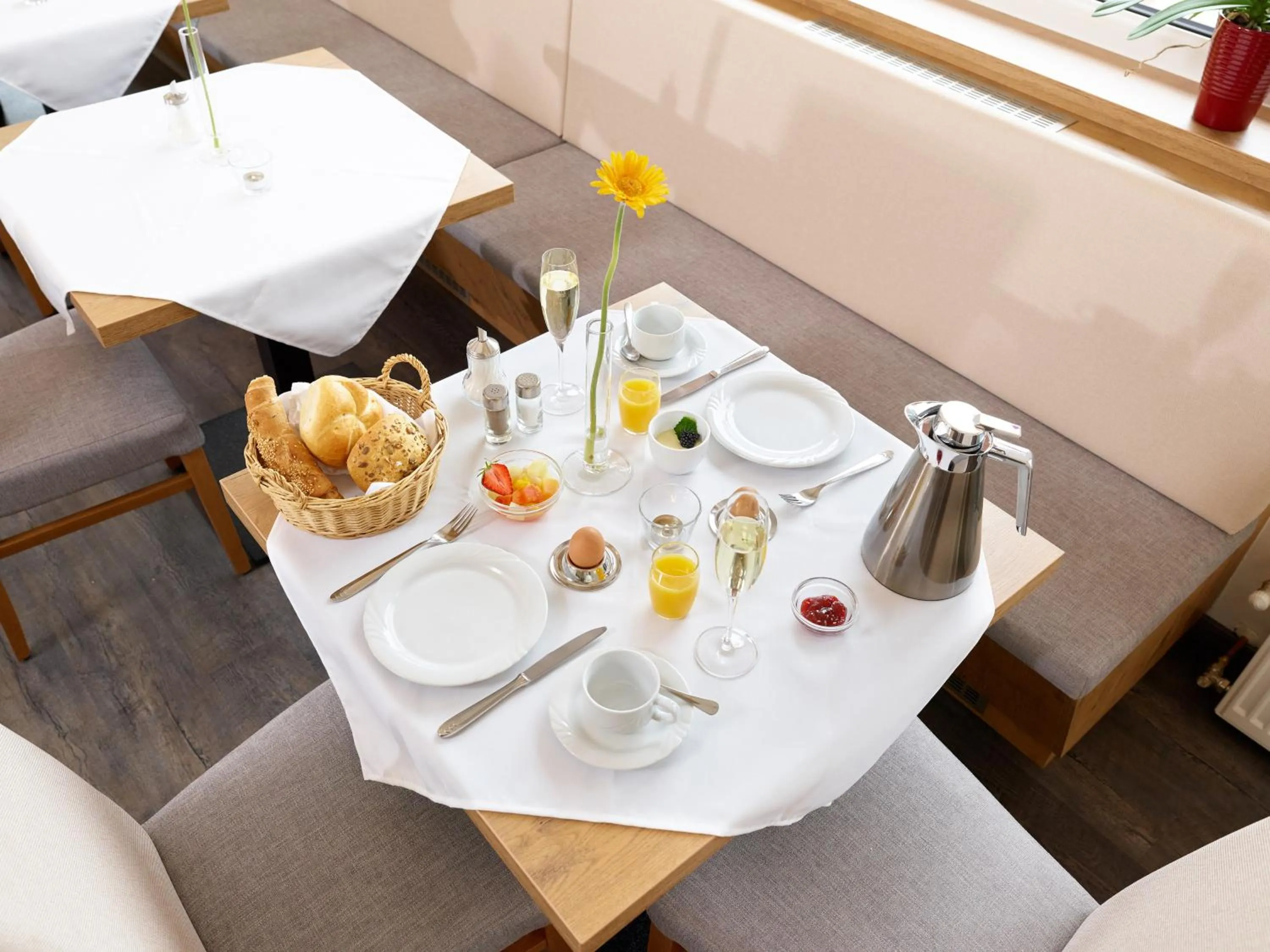 Breakfast in Hotel Hanauerlehen - ruhige & zentrale Top-Lage - mit Schwimmbad, Sauna, Parkplätze & Café - bayerischer Familienbetrieb