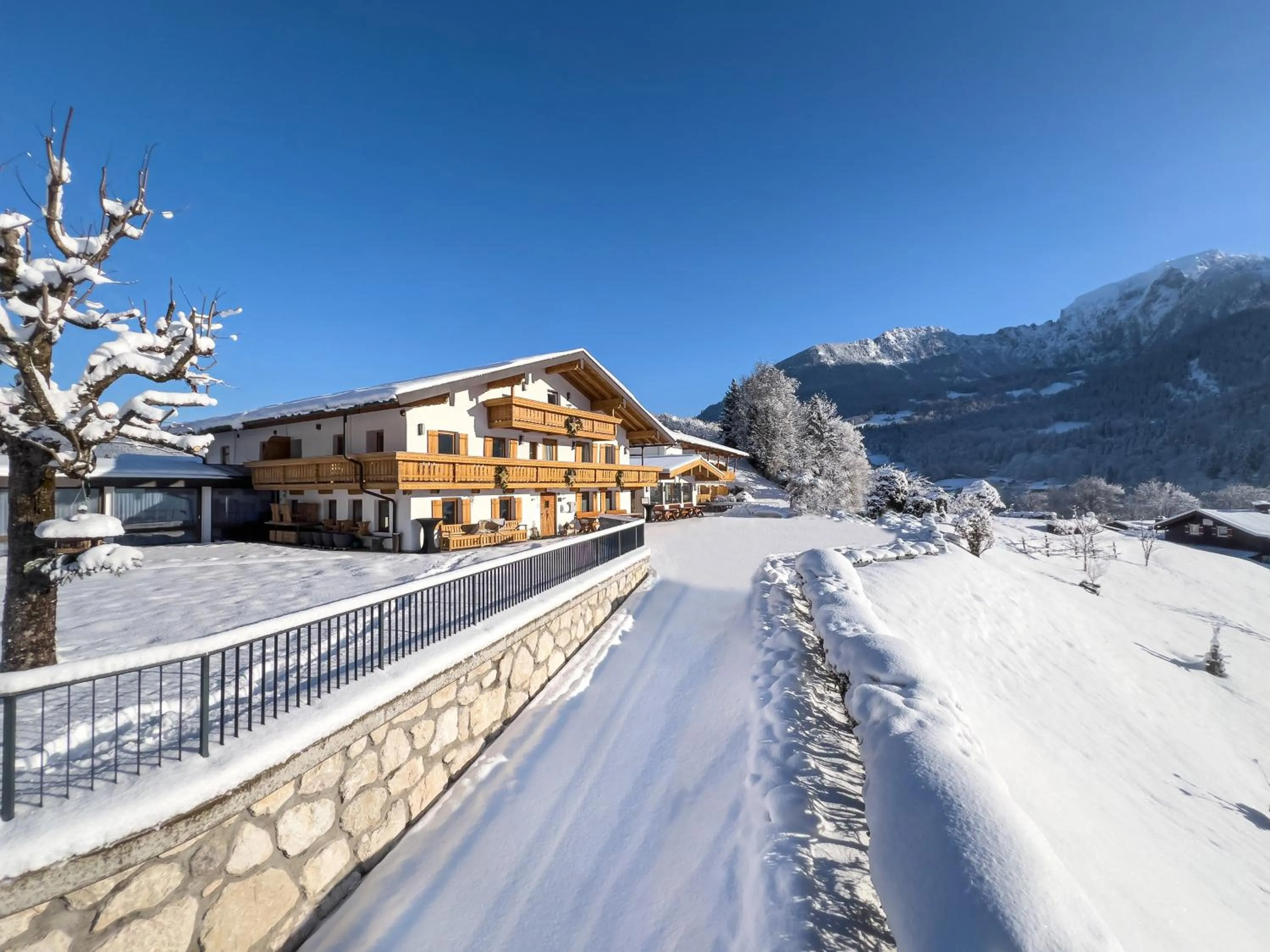 Property building in Hotel Hanauerlehen - ruhige & zentrale Top-Lage - mit Schwimmbad, Sauna, Parkplätze & Café - bayerischer Familienbetrieb