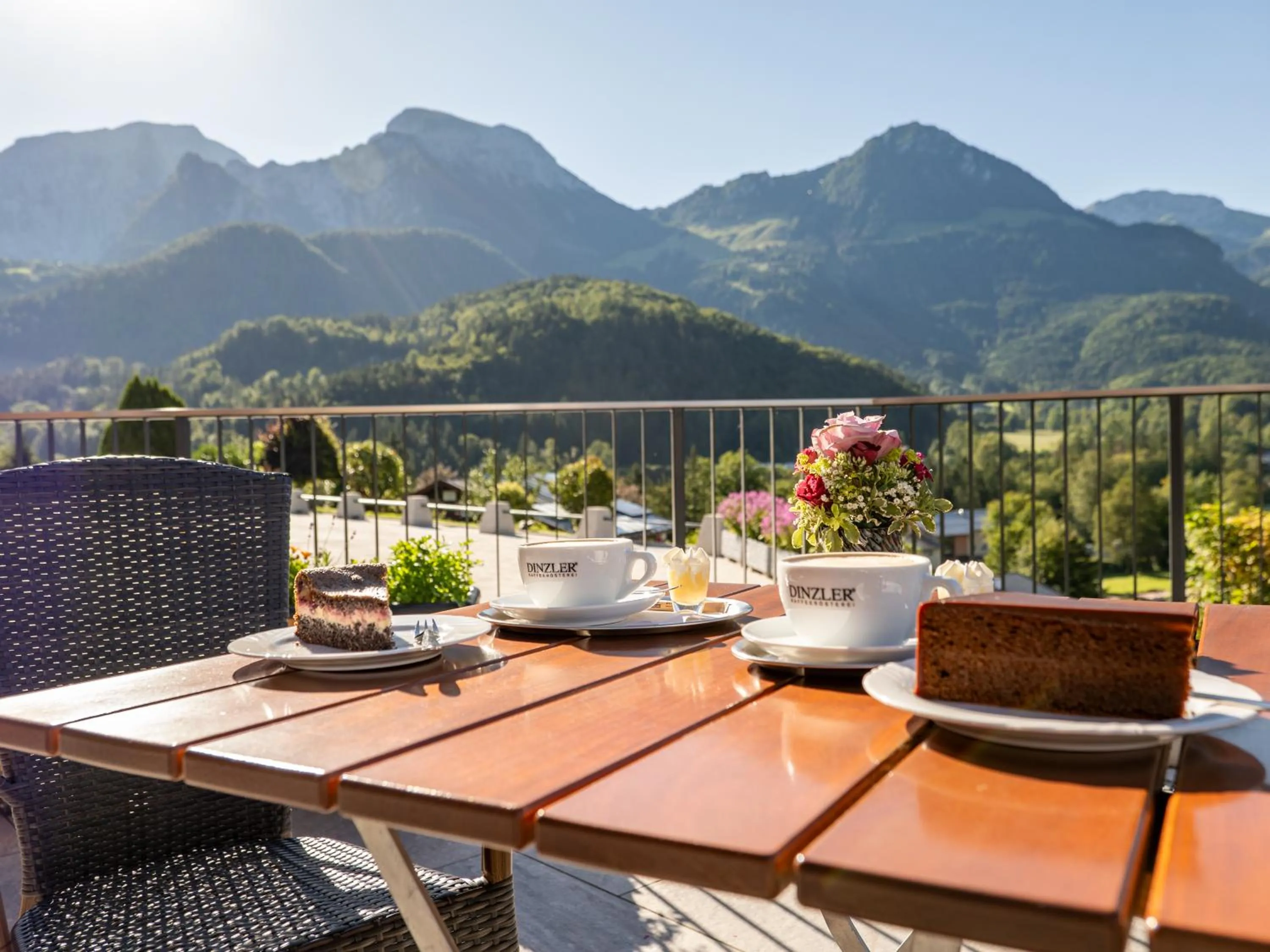 Restaurant/places to eat in Hotel Hanauerlehen - ruhige & zentrale Top-Lage - mit Schwimmbad, Sauna, Parkplätze & Café - bayerischer Familienbetrieb