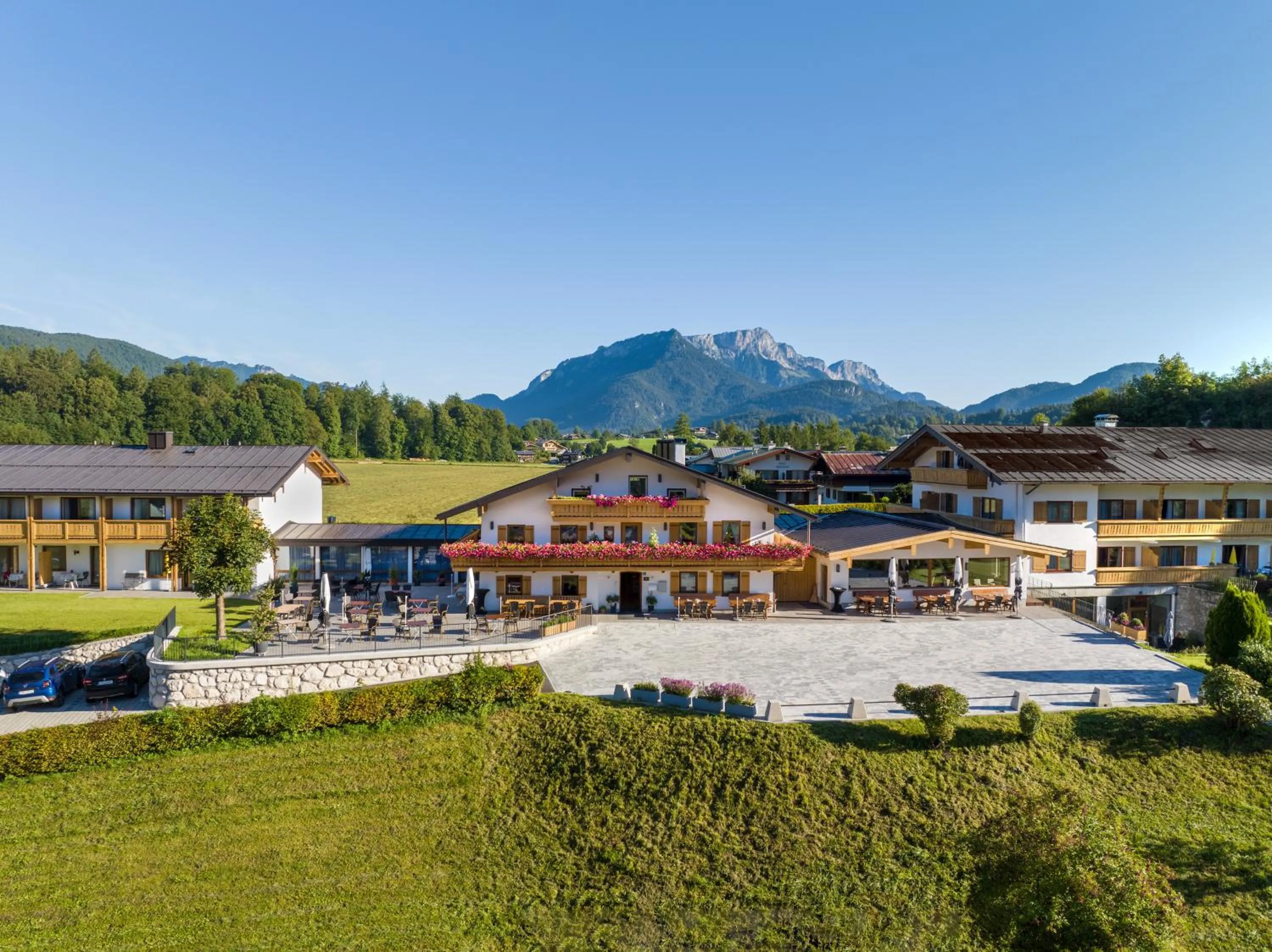 Property building in Hotel Hanauerlehen - ruhige & zentrale Top-Lage - mit Schwimmbad, Sauna, Parkplätze & Café - bayerischer Familienbetrieb