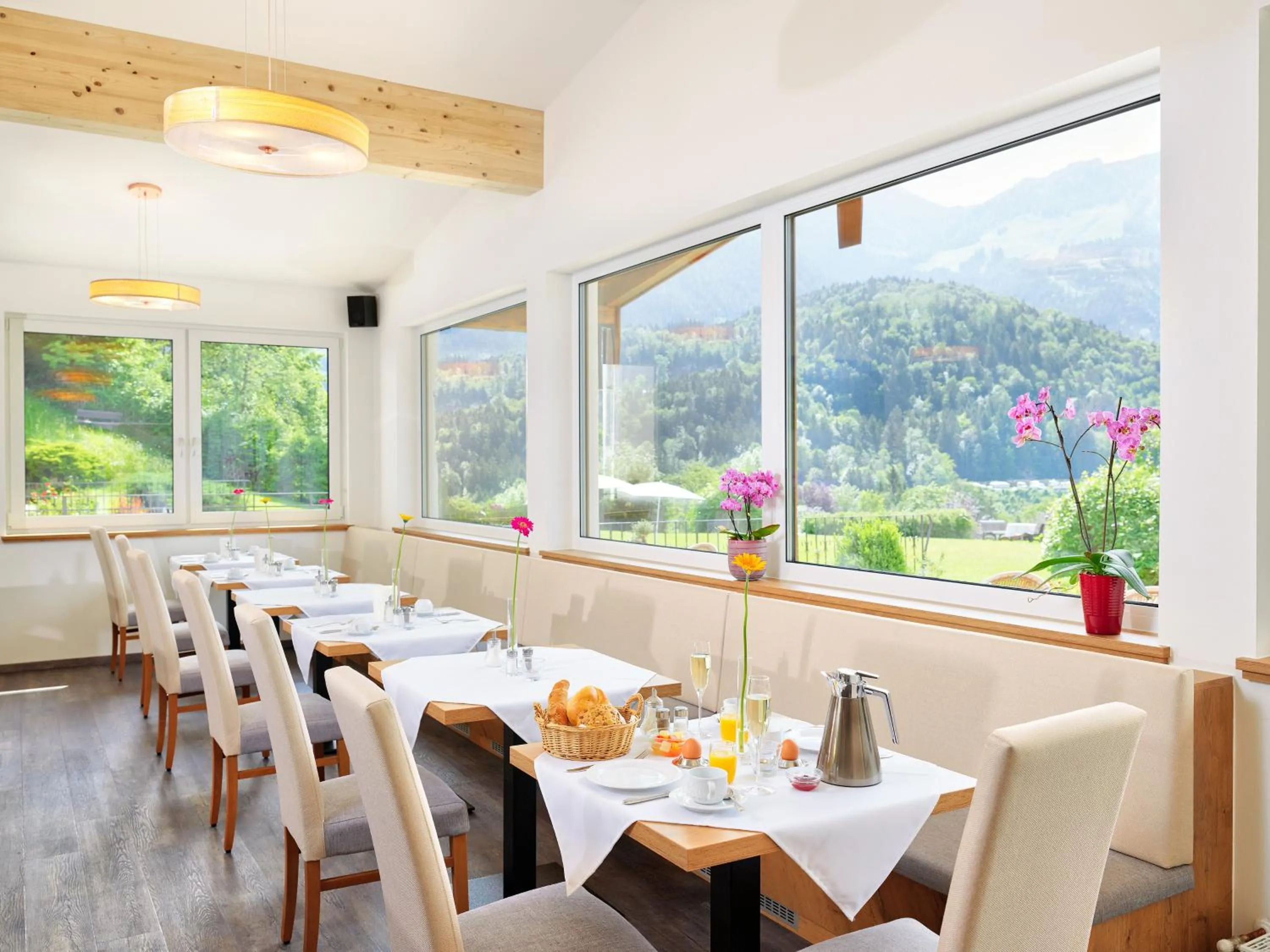 Breakfast in Hotel Hanauerlehen - ruhige & zentrale Top-Lage - mit Schwimmbad, Sauna, Parkplätze & Café - bayerischer Familienbetrieb