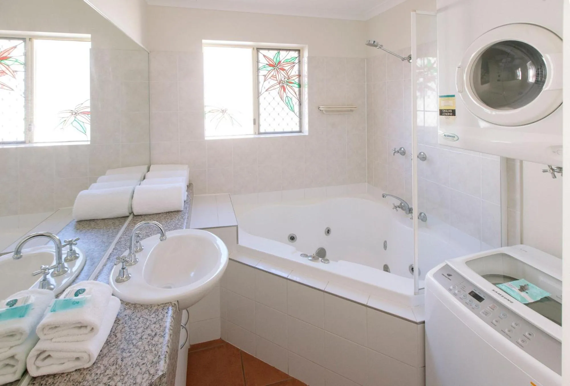 Bath in Rainbow Getaway Holiday Apartments