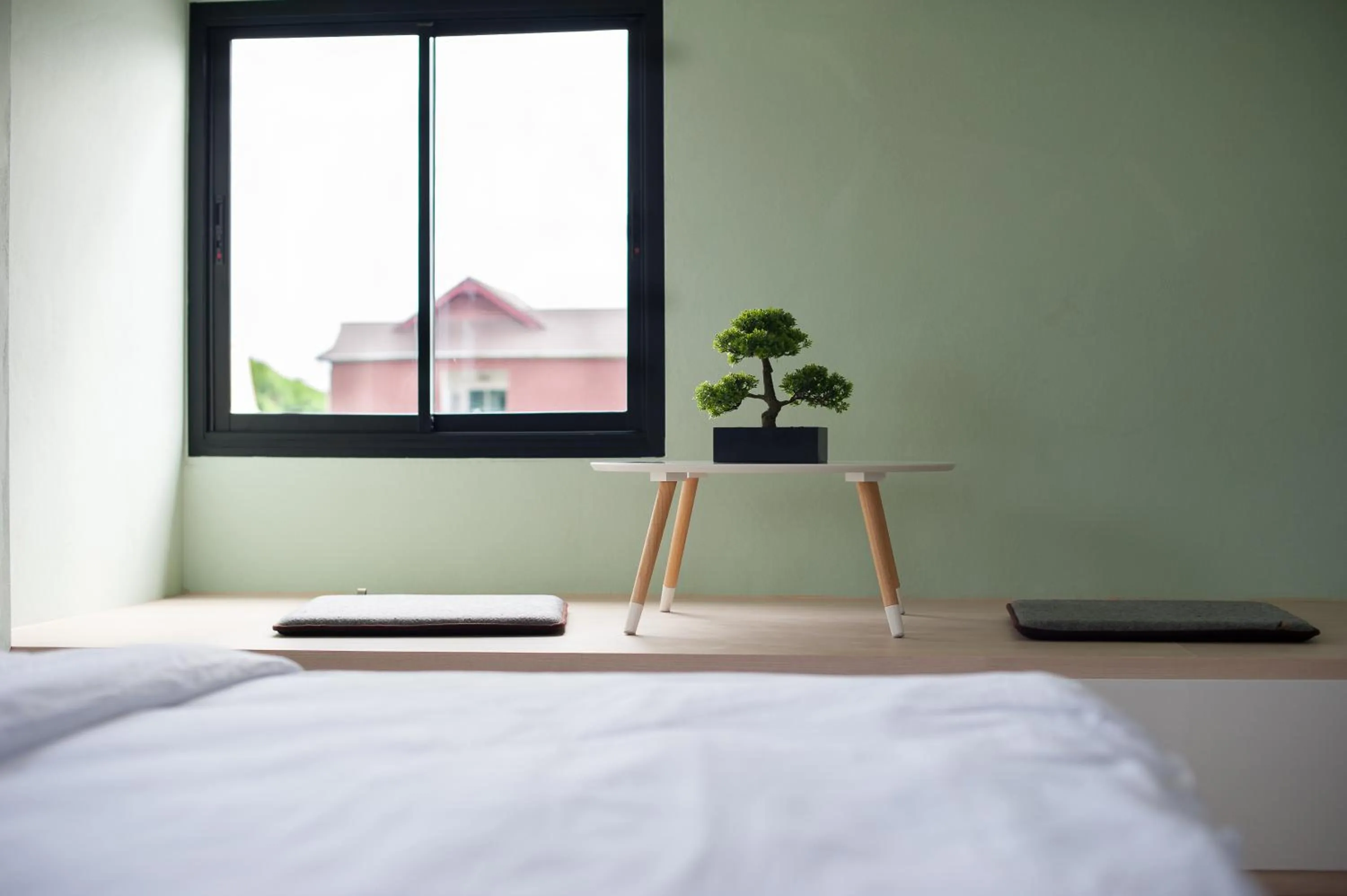 Photo of the whole room, Bed in Baan Ploy In