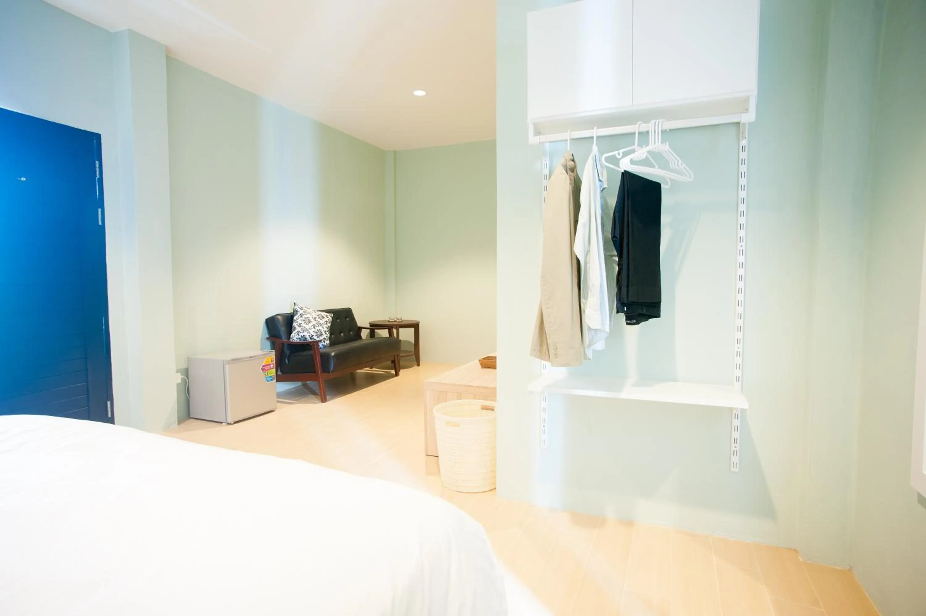 Photo of the whole room, Bed in Baan Ploy In