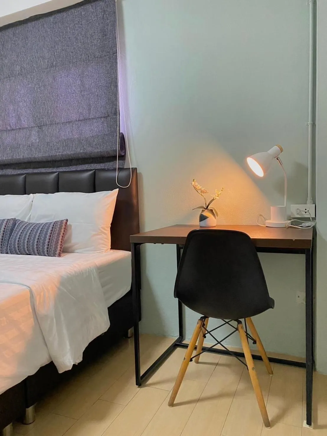 Photo of the whole room, Bed in Baan Ploy In