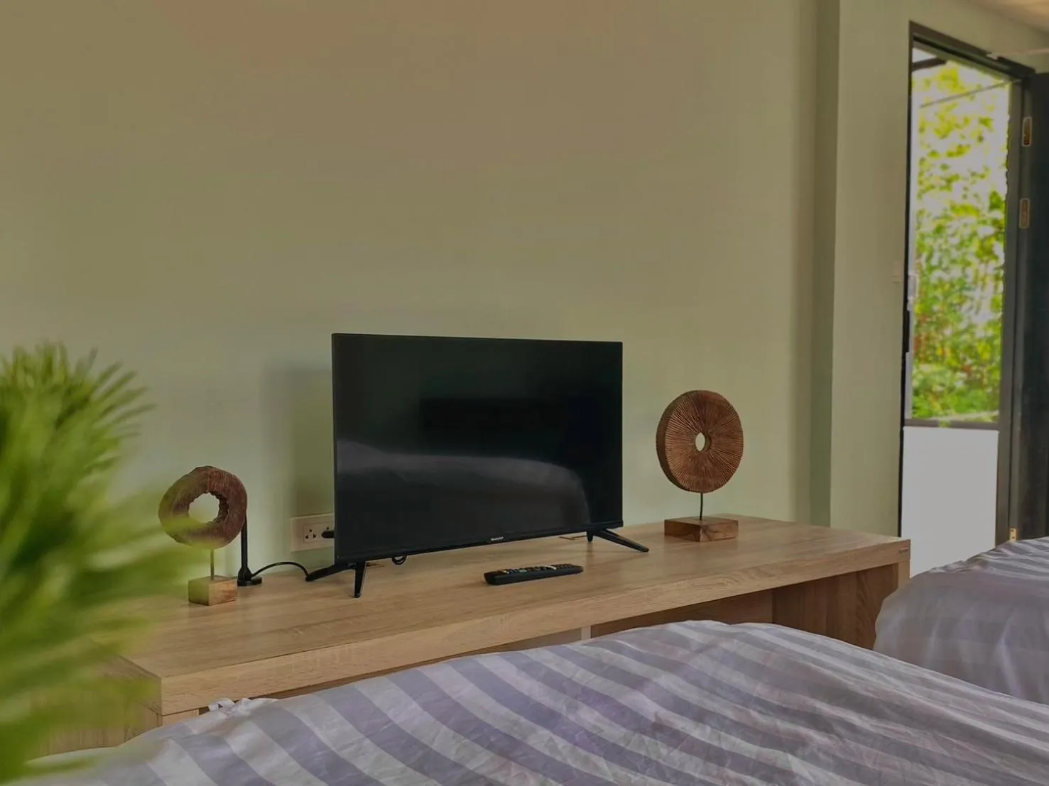 Communal lounge/ TV room, Bed in Baan Ploy In