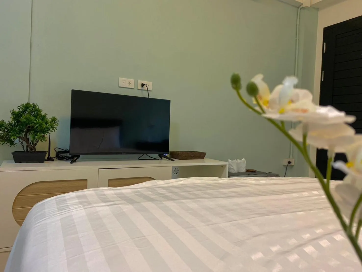 Communal lounge/ TV room, Bed in Baan Ploy In