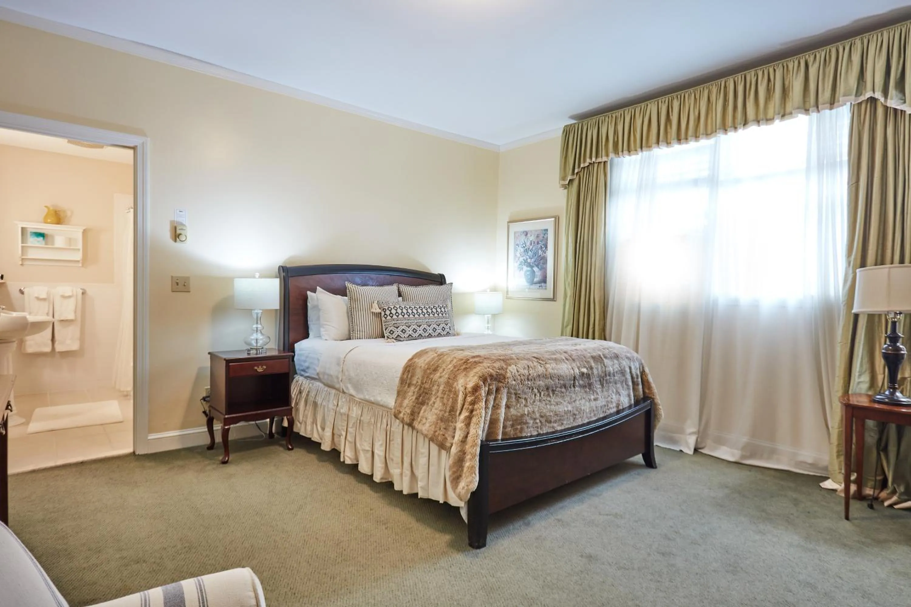 Bed in The Inn at Longshore