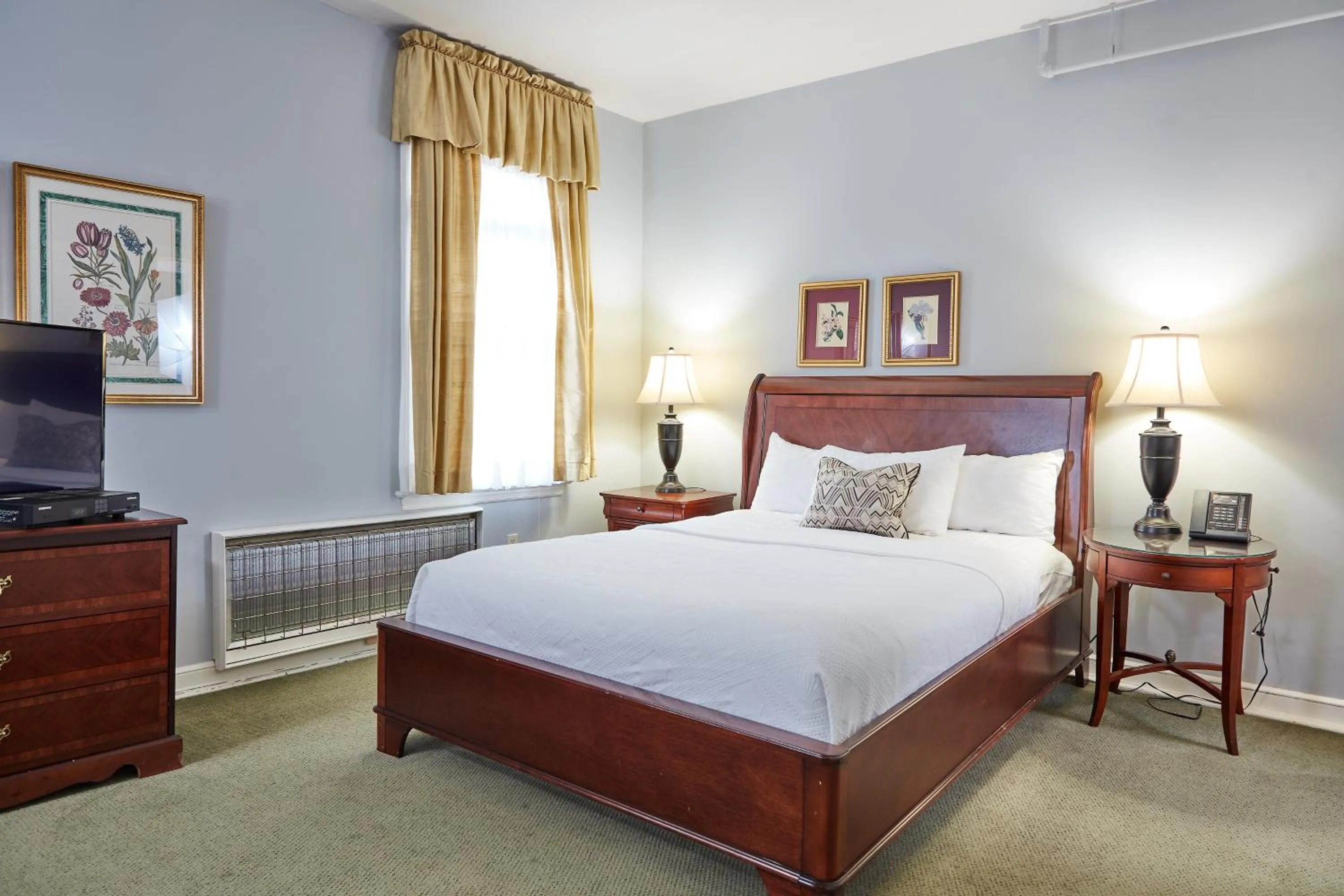 Bed in The Inn at Longshore