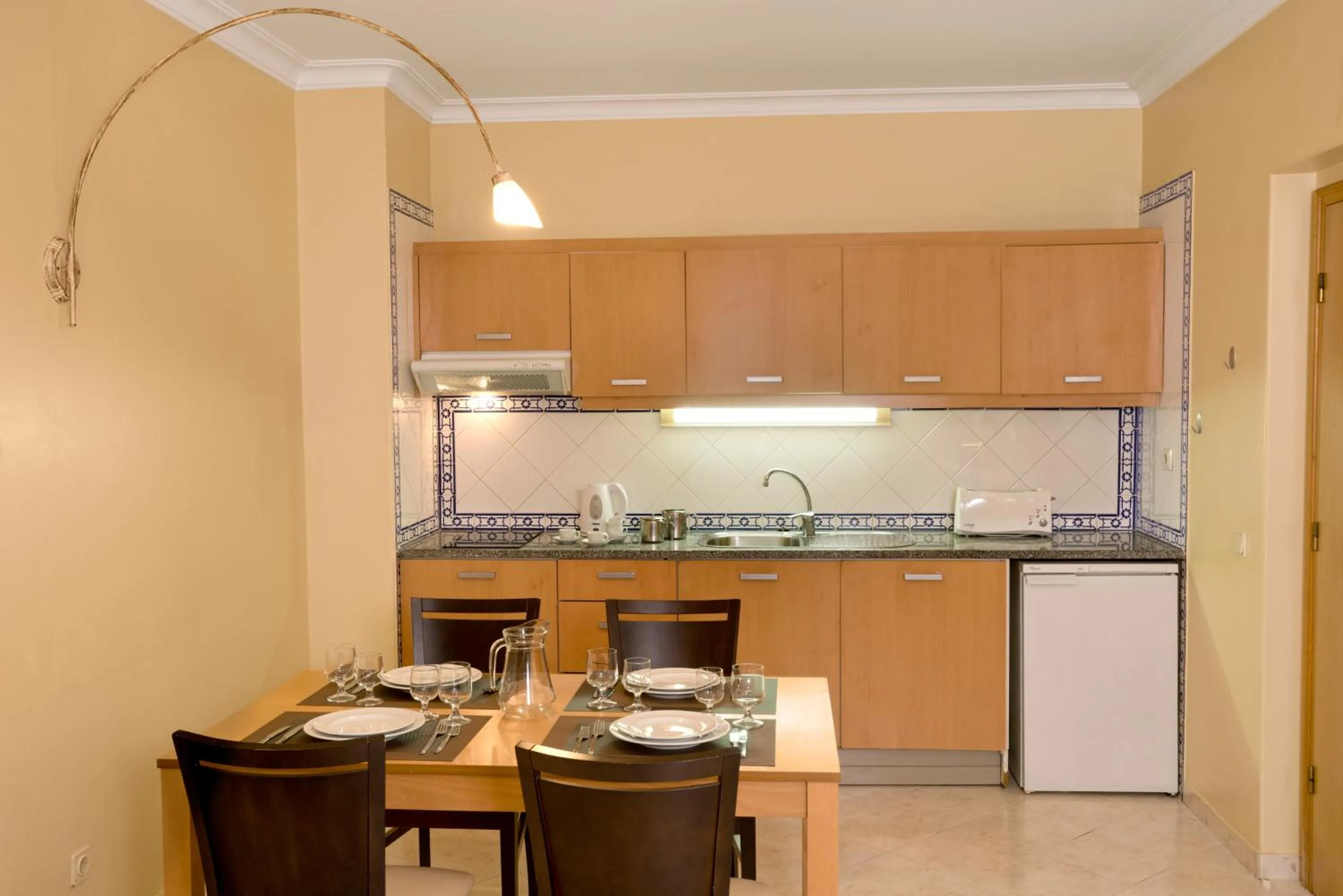 Kitchen or kitchenette in Aparthotel Paladim & Alagoamar