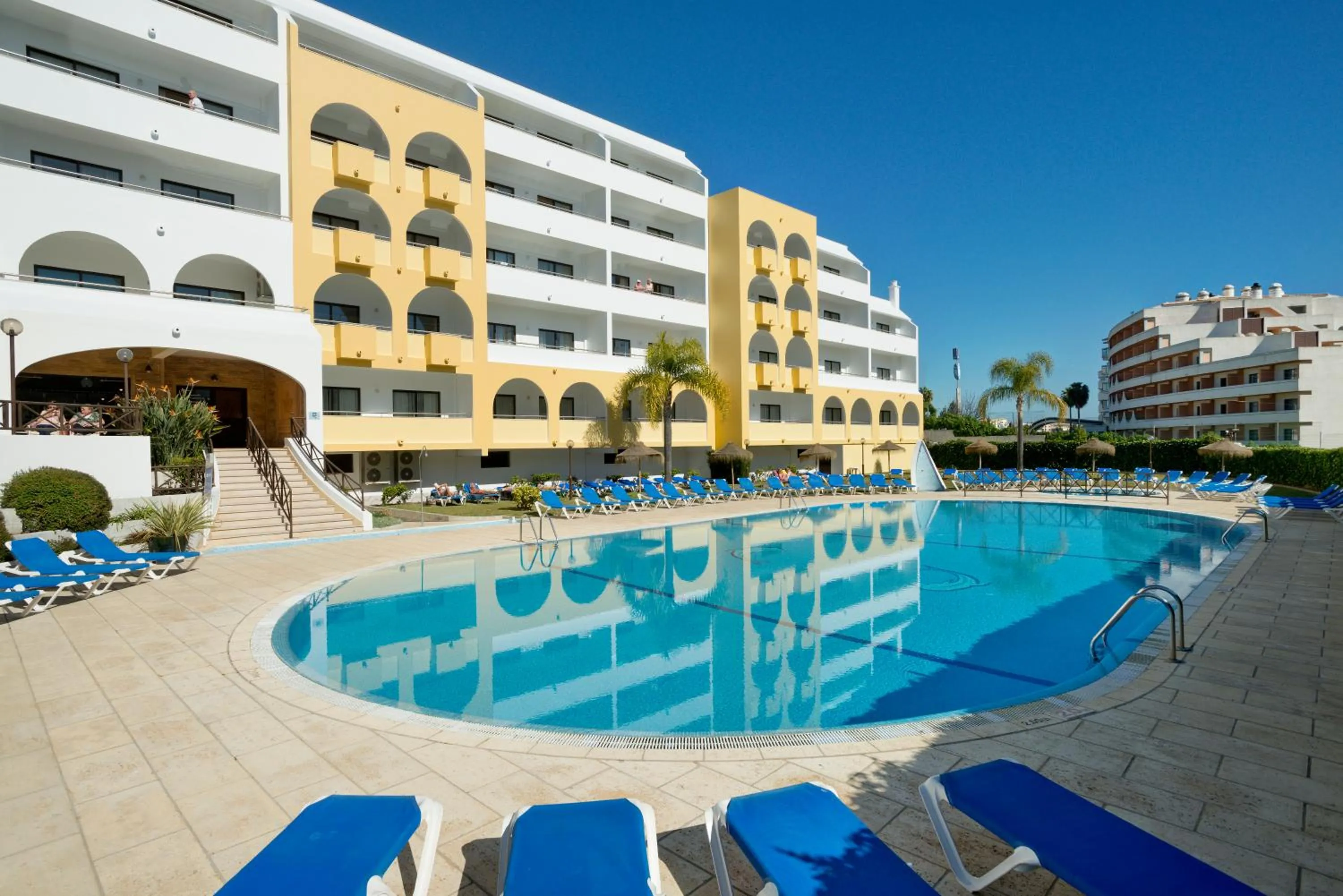 Swimming pool in Aparthotel Paladim & Alagoamar