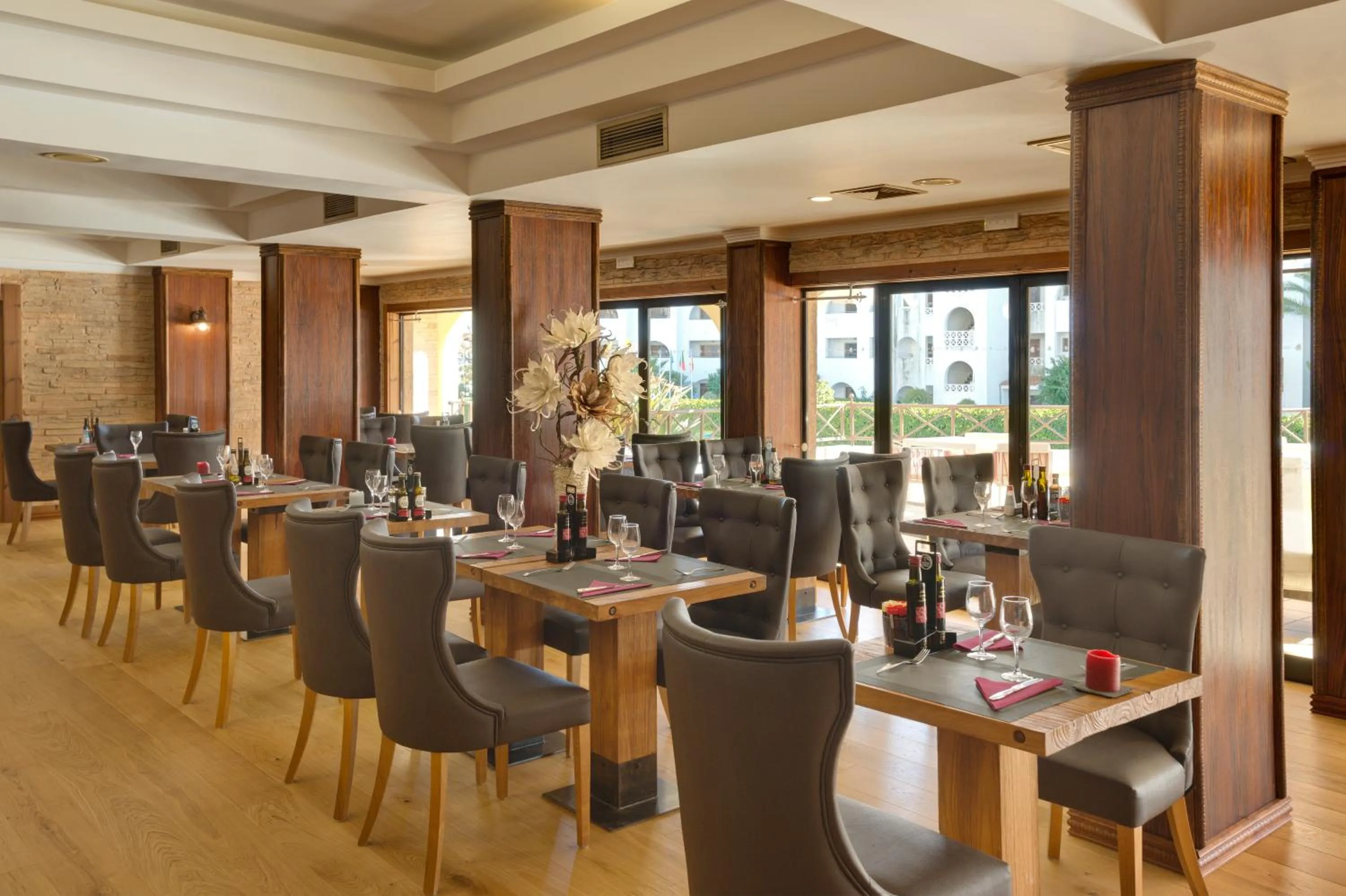 Restaurant/places to eat in Aparthotel Paladim & Alagoamar