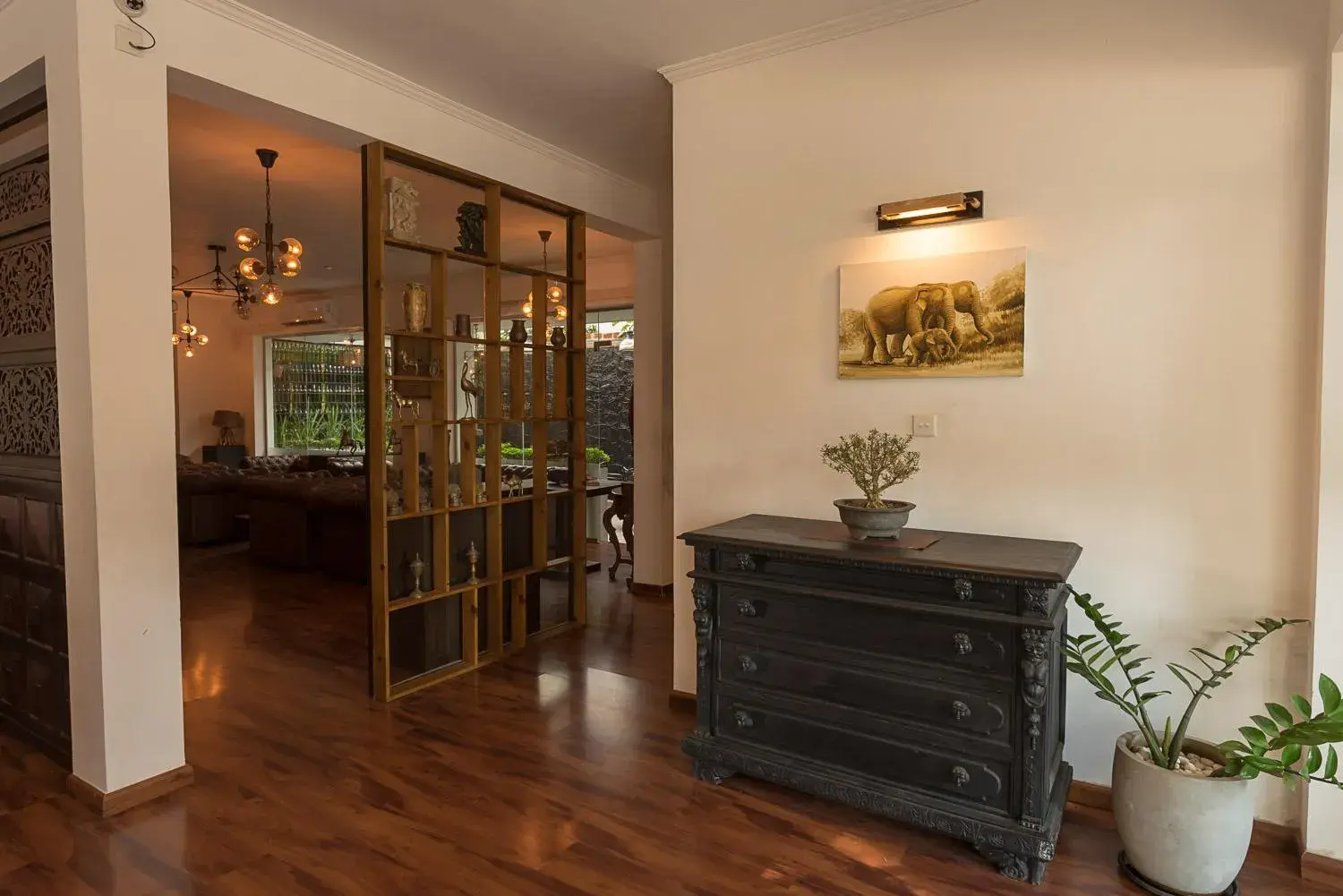 Facade/entrance in Pearl Royal Hotel, Colombo Facade/entrance in Pearl Royal Hotel, Colombo