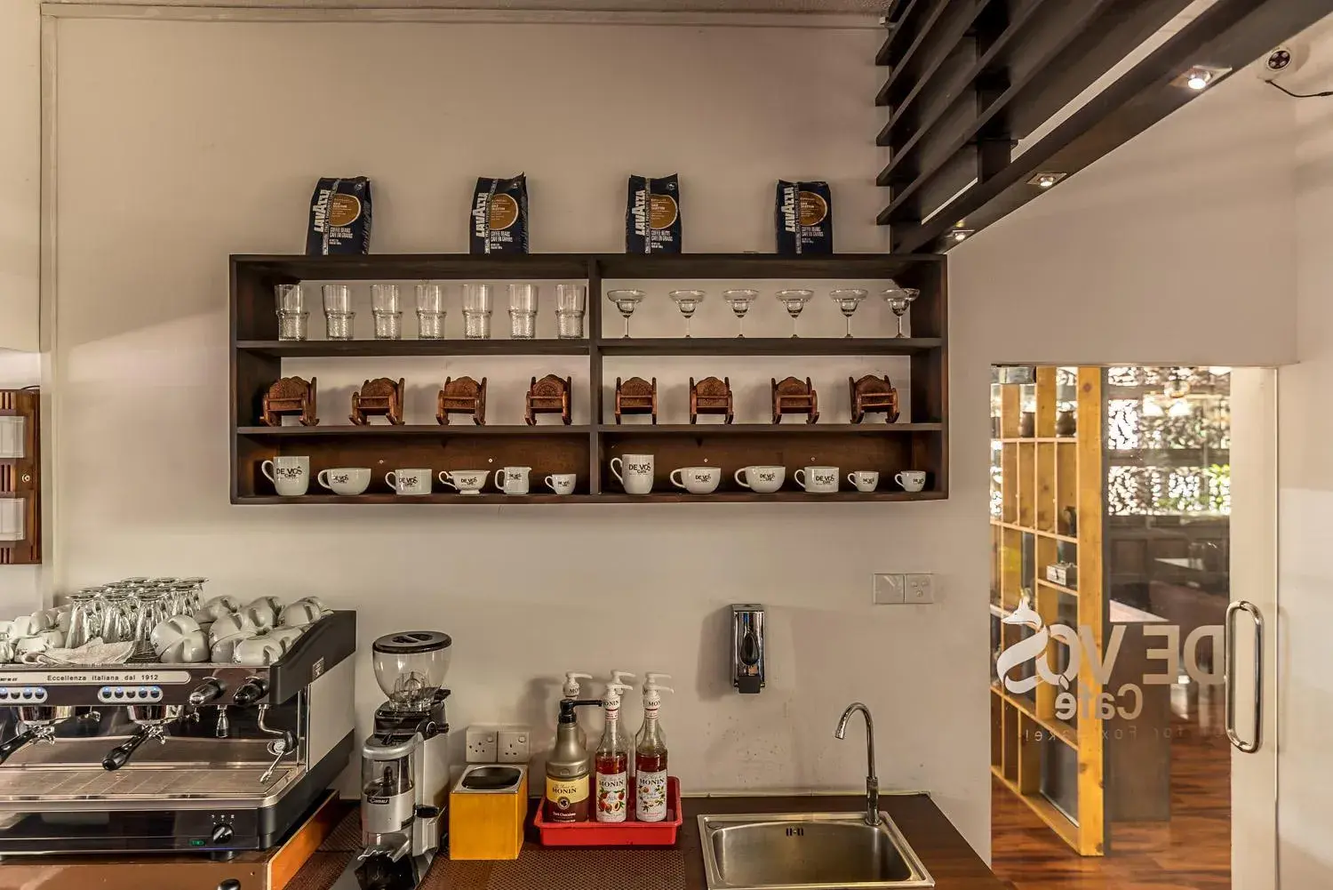 Restaurant/places to eat in Pearl Royal Hotel, Colombo Restaurant/places to eat in Pearl Royal Hotel, Colombo