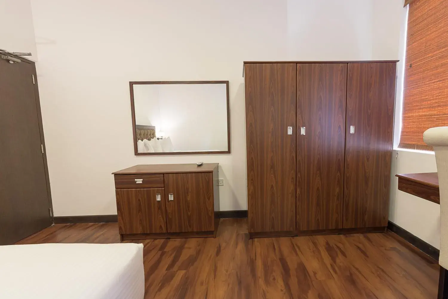 Bedroom, Bed in Pearl Royal Hotel, Colombo Bedroom, Bed in Pearl Royal Hotel, Colombo