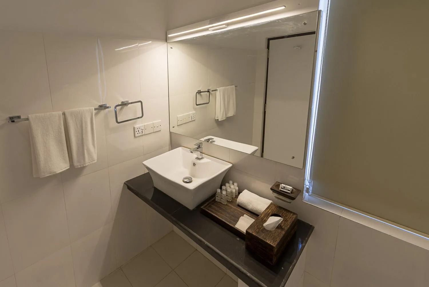 Toilet in Pearl Royal Hotel, Colombo