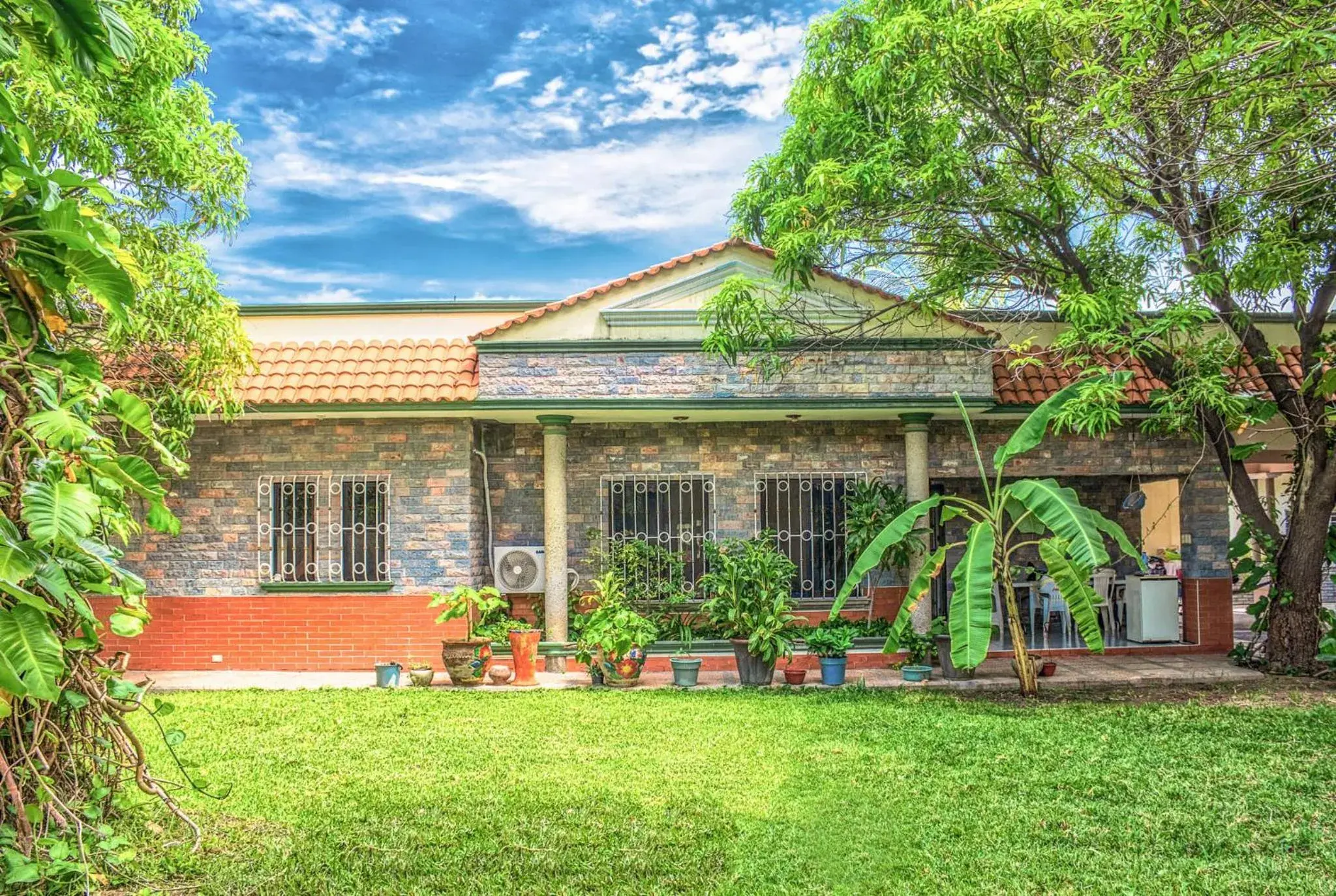 Casa grande y privada, jardín & estacionamiento Casa grande y privada, jardín & estacionamiento