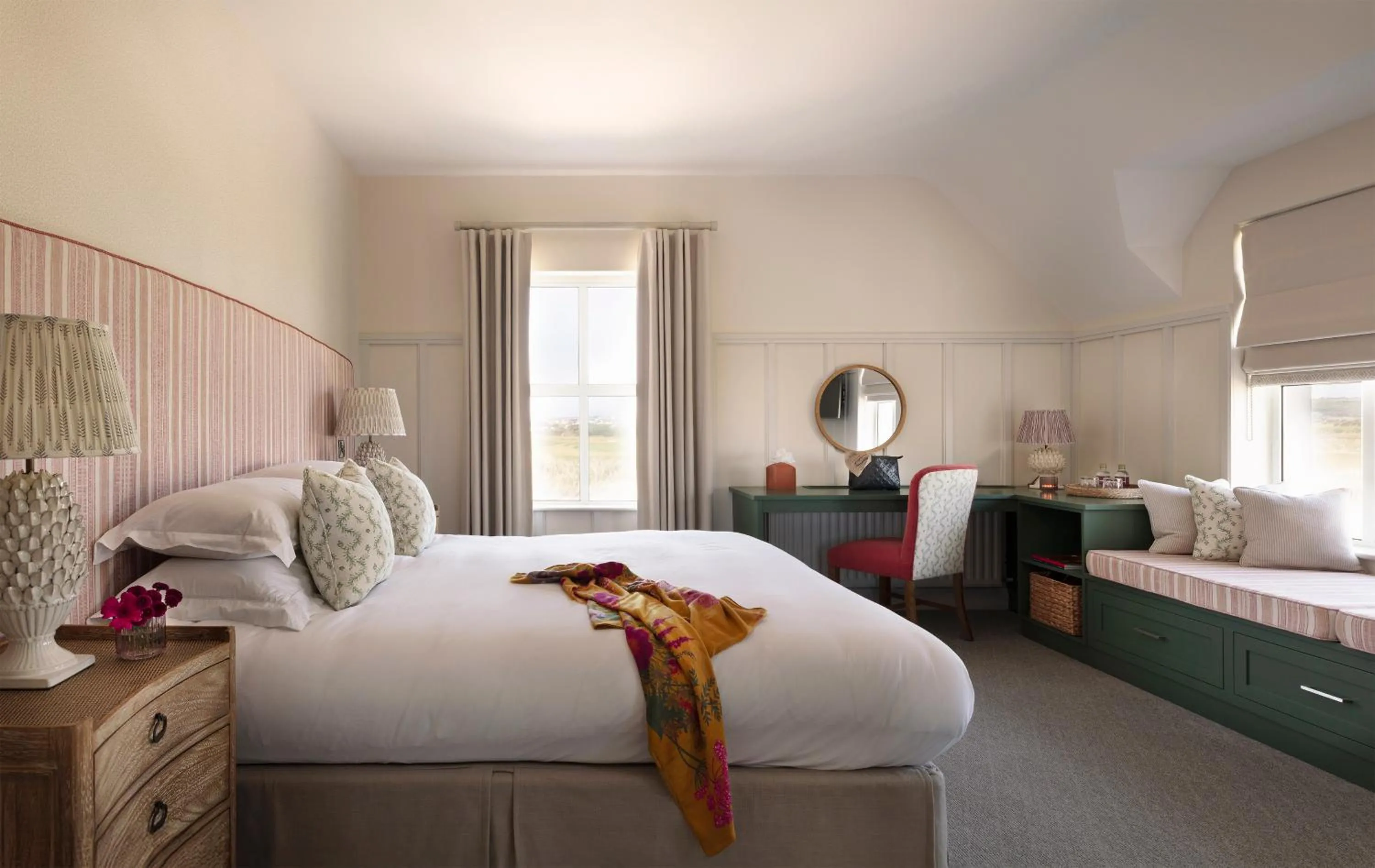 Photo of the whole room, Bed in Teach de Broc