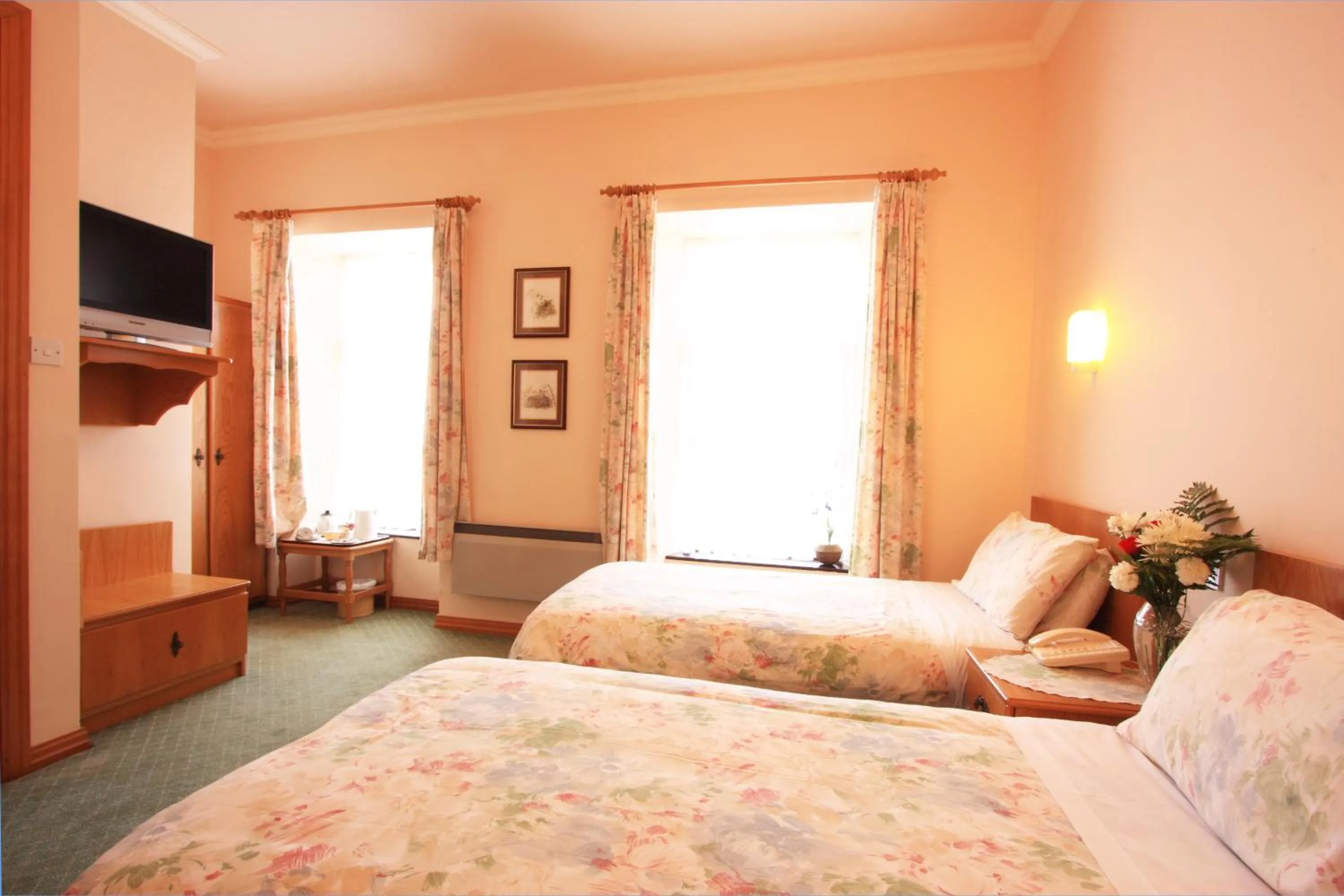 Coffee/tea facilities, Bed in Rathbaun Hotel